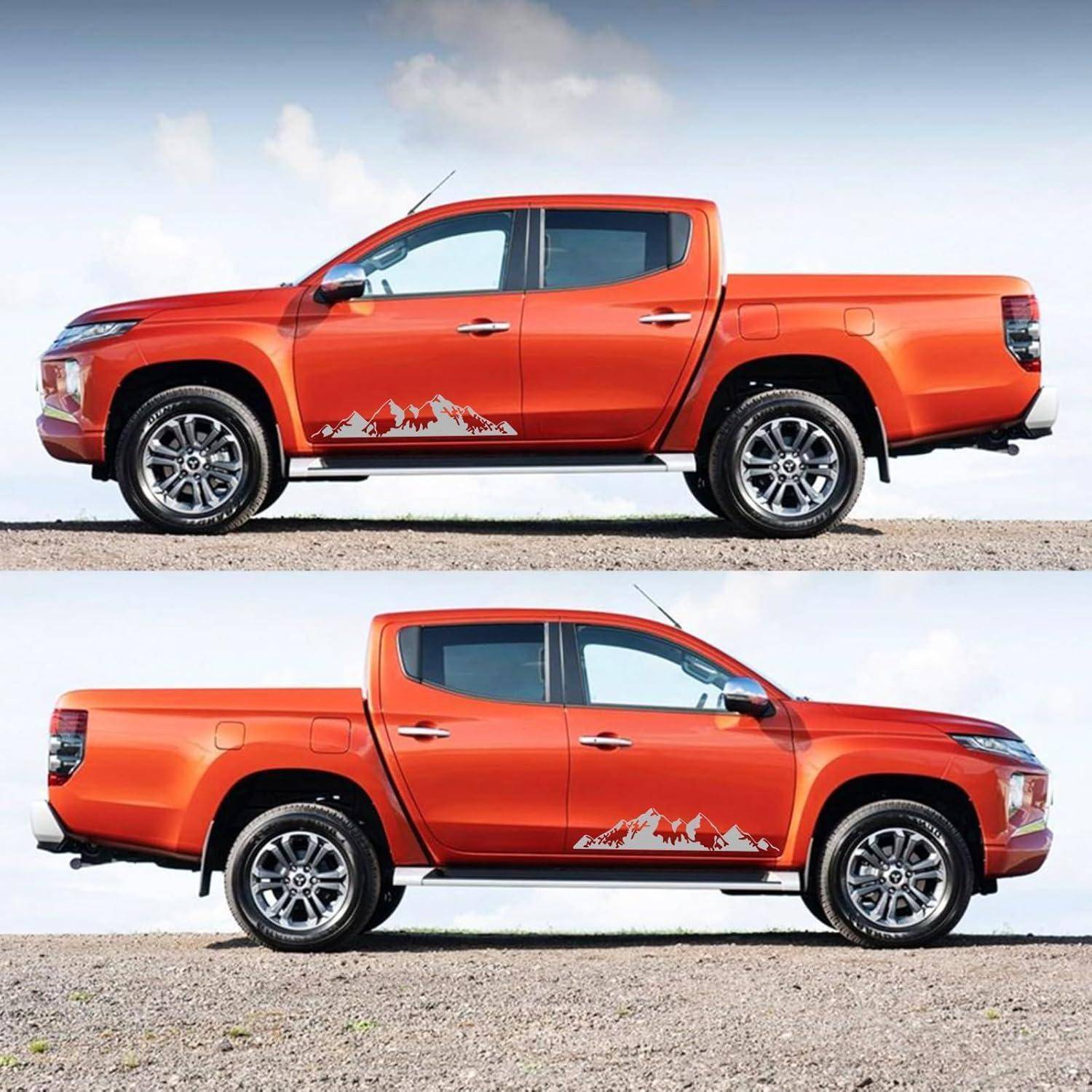 Zwei Seitenaufnahmen eines orangefarbenen Pickup-Trucks, die die linke und rechte Seite mit Bergmotiven zeigen, geparkt auf Kies vor hellem Himmel.