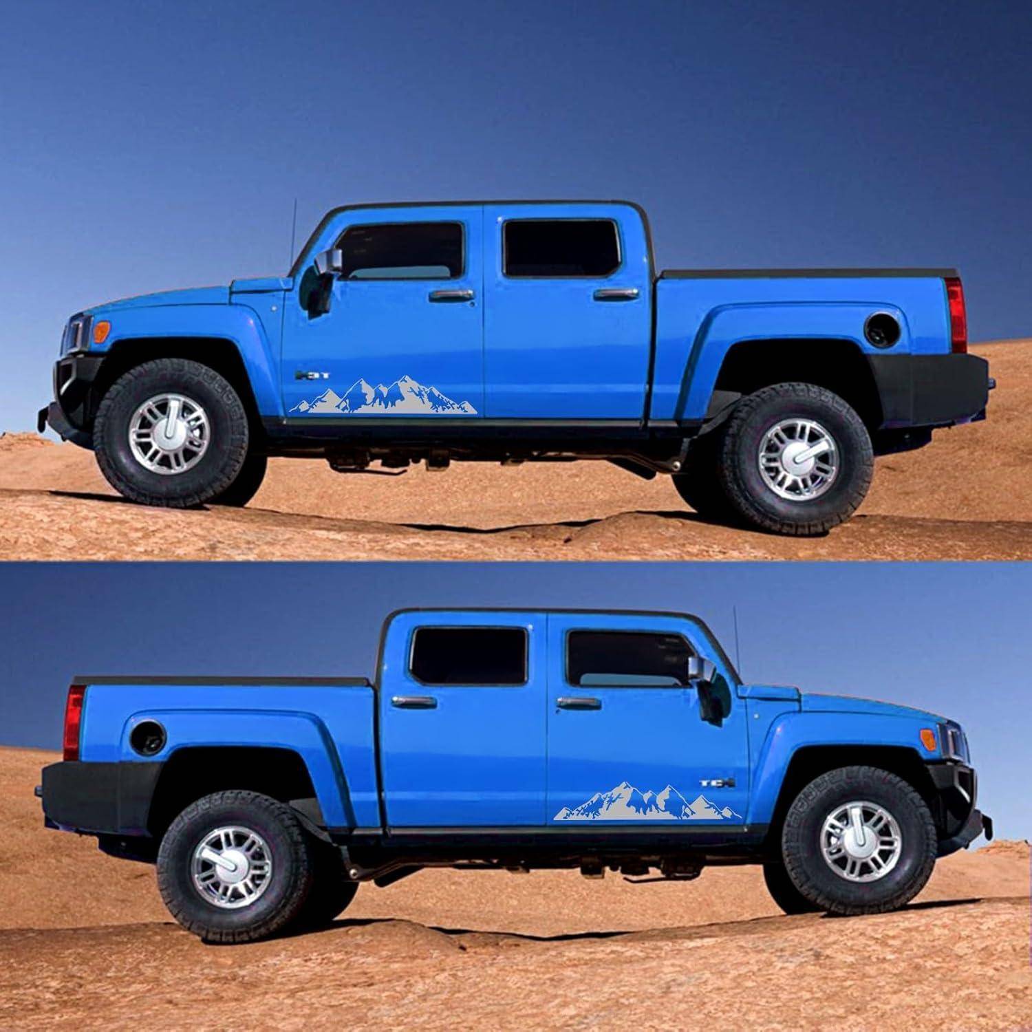 Zwei Seitenansicht-Fotos zeigen einen blauen Pickup-Truck auf felsigem Wüstenterrain unter einem klaren Himmel, das seine Geländefahrer-Haltung und das Berg-Dekor hervorhebt.