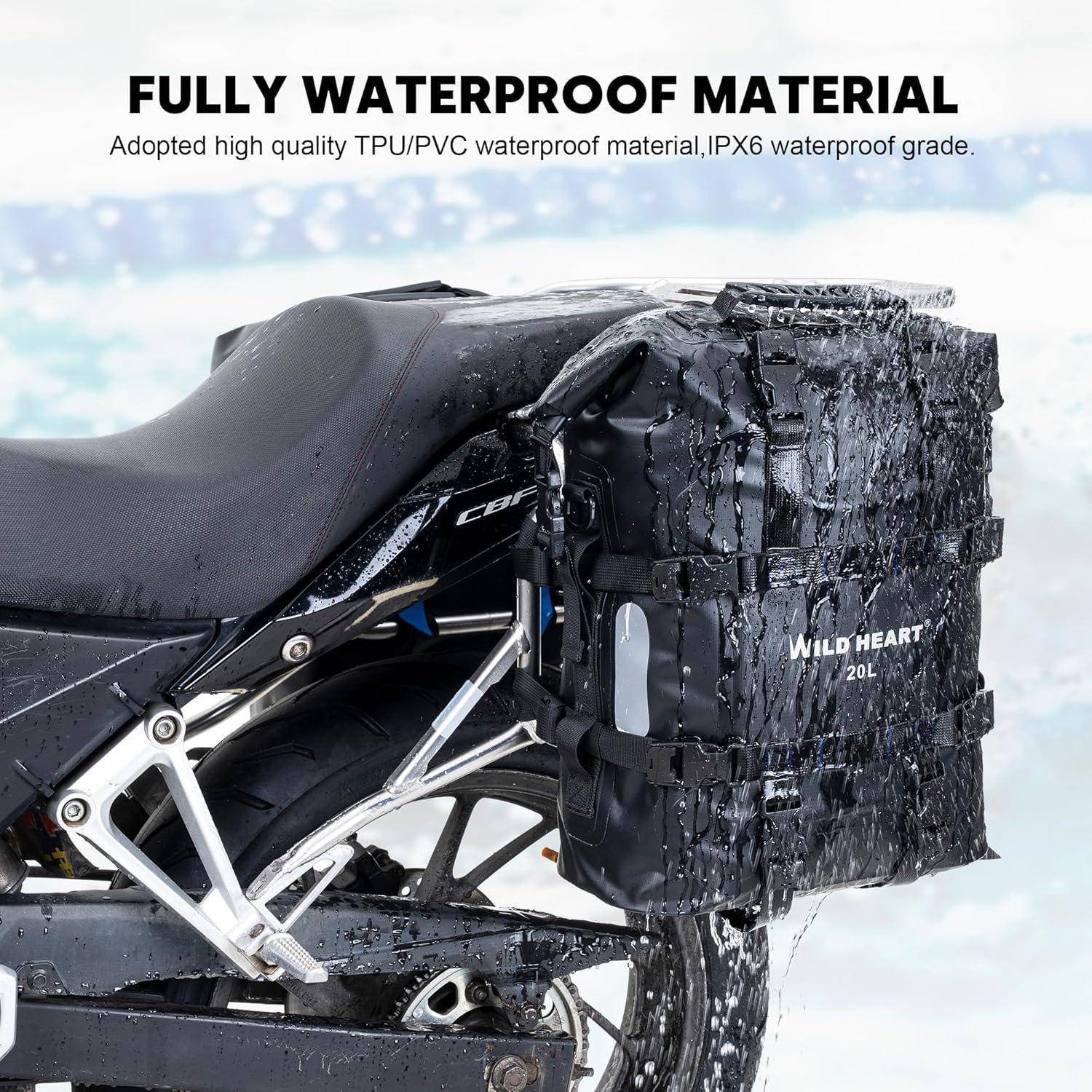 Motorrad mit einer „WILD HEART 20L" Seitentasche, die unter fließendem Wasser gezeigt wird, und die „vollständig wasserdichte"" TPU/PVC-Wasserschutzmaterial veranschaulicht.