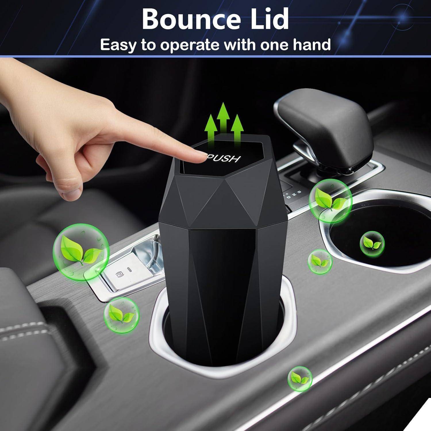 Hand drückt einen 'PUSH' Sprungdeckel-Mülleimer für das Auto in der Mittelkonsole, gekennzeichnet mit 'Mit einer Hand leicht zu bedienen'.