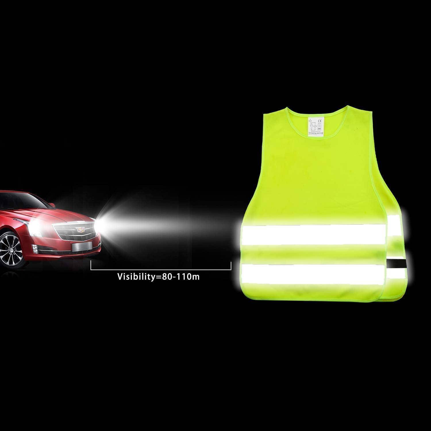 Hochsichtbarer neonorangefarbener Sicherheitsweste mit reflektierenden Streifen, dargestellt im Scheinwerferlicht eines Autos mit dem Text „Sichtbarkeit=80-110m", der die Nachtsichtweite angibt.