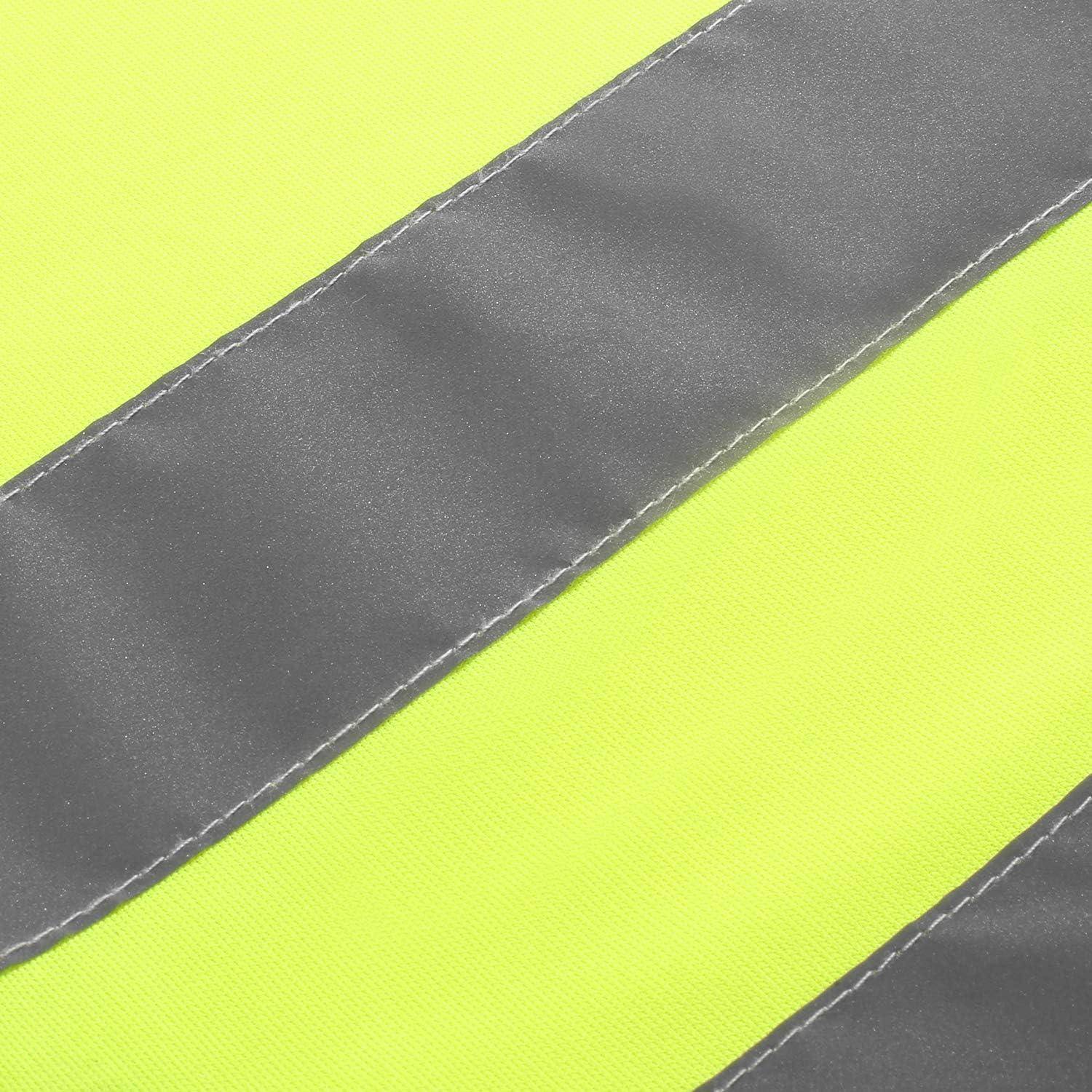 Nahaufnahme von leuchtendem Neongelb-Stoff mit breiten dunkelgrauen diagonalen reflektierenden Streifen und genähten Kanten.