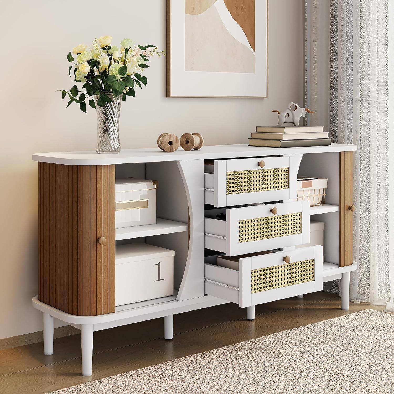 Modernes Sideboard in Weiß und Holz mit drei offenen Schubladen mit gewebten Fronten und einer Schrankstür, stilisiert mit Blumen, Büchern und Dekoration in einem hellen Raum.