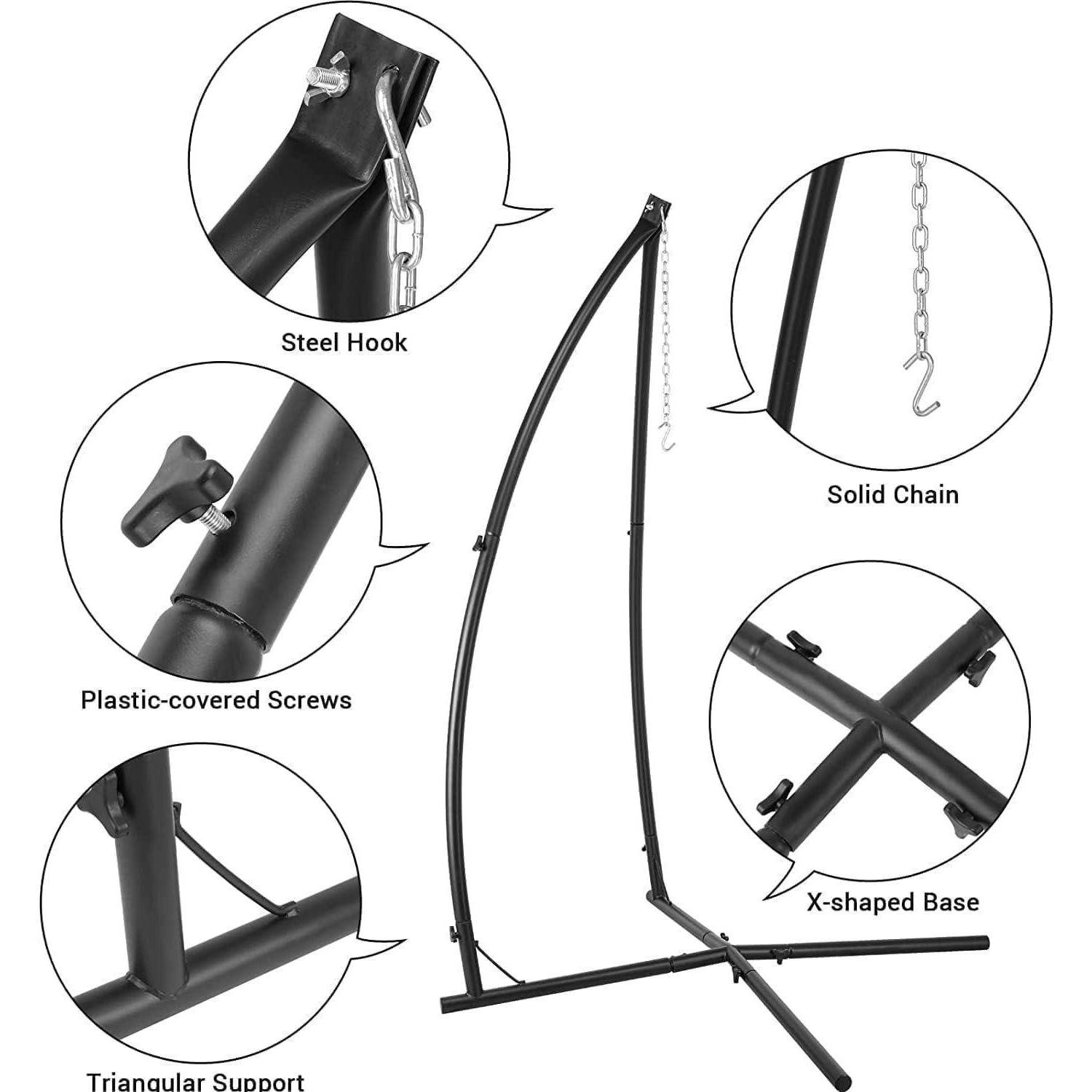Annotiertes Produktdiagramm eines Hängesessel-Ständers mit Stahlhaken, massiver Kette, kunststoffummantelte Schrauben, dreieckiger Stütze und X-förmiger Basis.