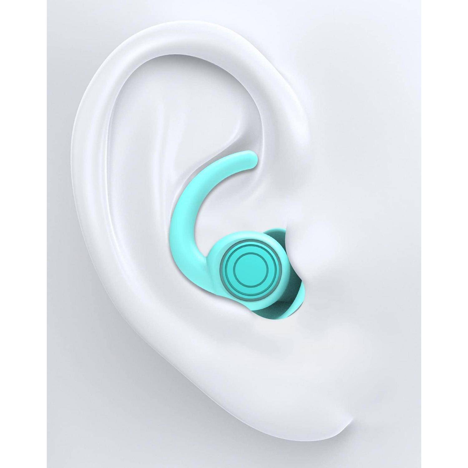 Nahaufnahme eines weißen Ohrs mit einem türkisfarbenen In-Ear-Hörgerät oder Ohrhörer, der eingesetzt ist.