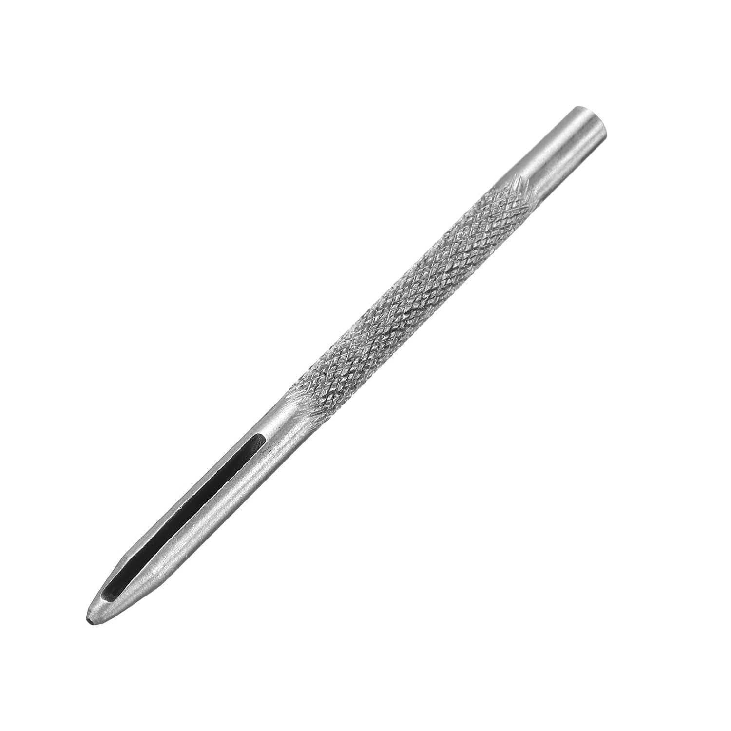 Ein Metallnahtauftrenner mit strukturierter Griffoberfläche und scharfer Spitze, dargestellt auf weißem Hintergrund.