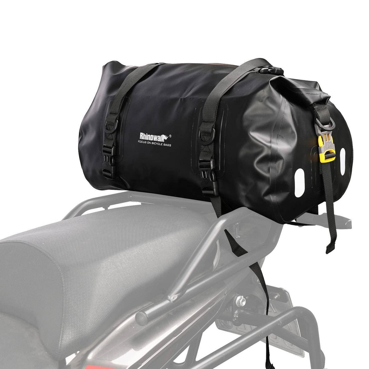 Black Rhino-Walk Motorrad-Trockentasche, die über den hinteren Sitz/Gepäckträger eines Motorrads gespannt ist, mit sichtbaren Schnallen und Spannriemen.