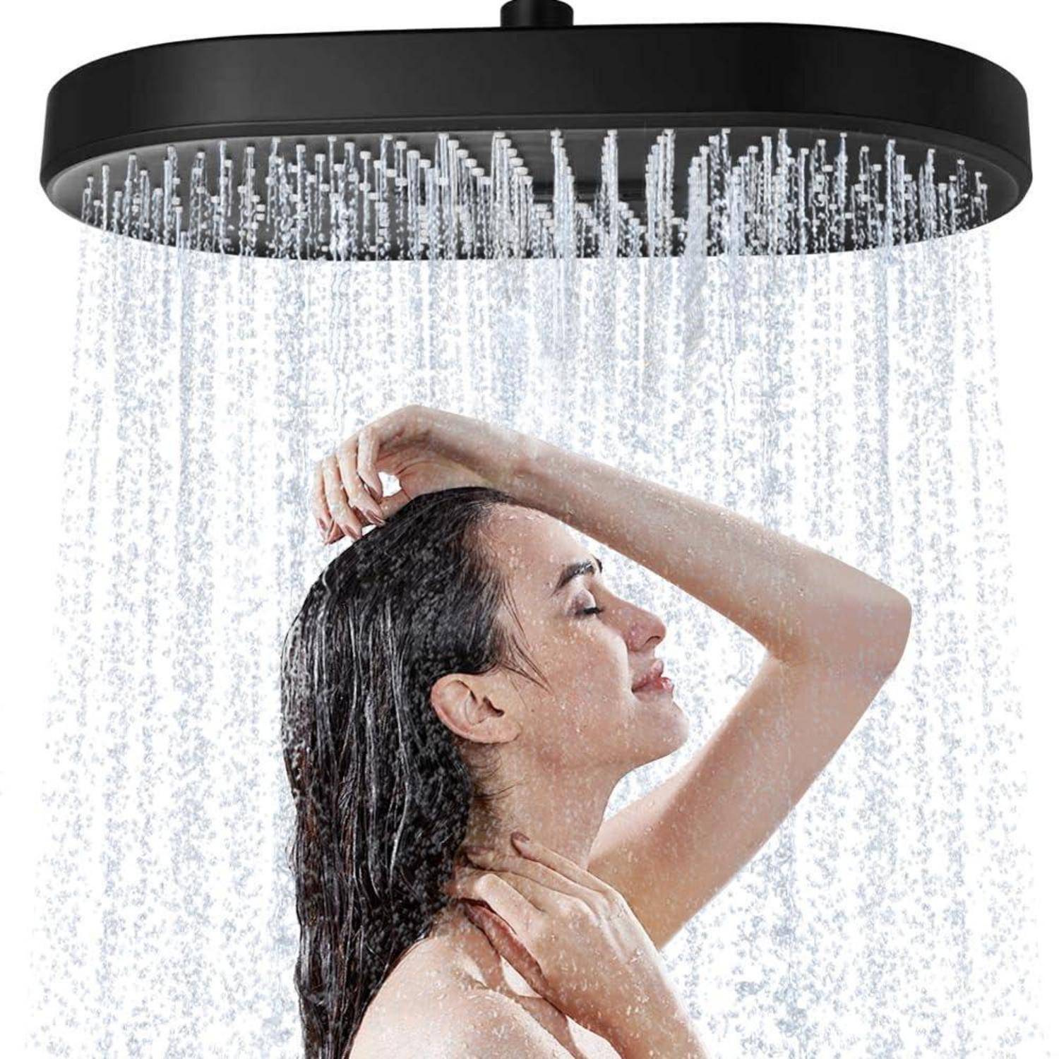 Frau, die unter einem großen runden Regenduschenkopf duscht, wäscht sich die Haare mit Wasser, das über ihren Kopf und ihre Schultern herabfließt.