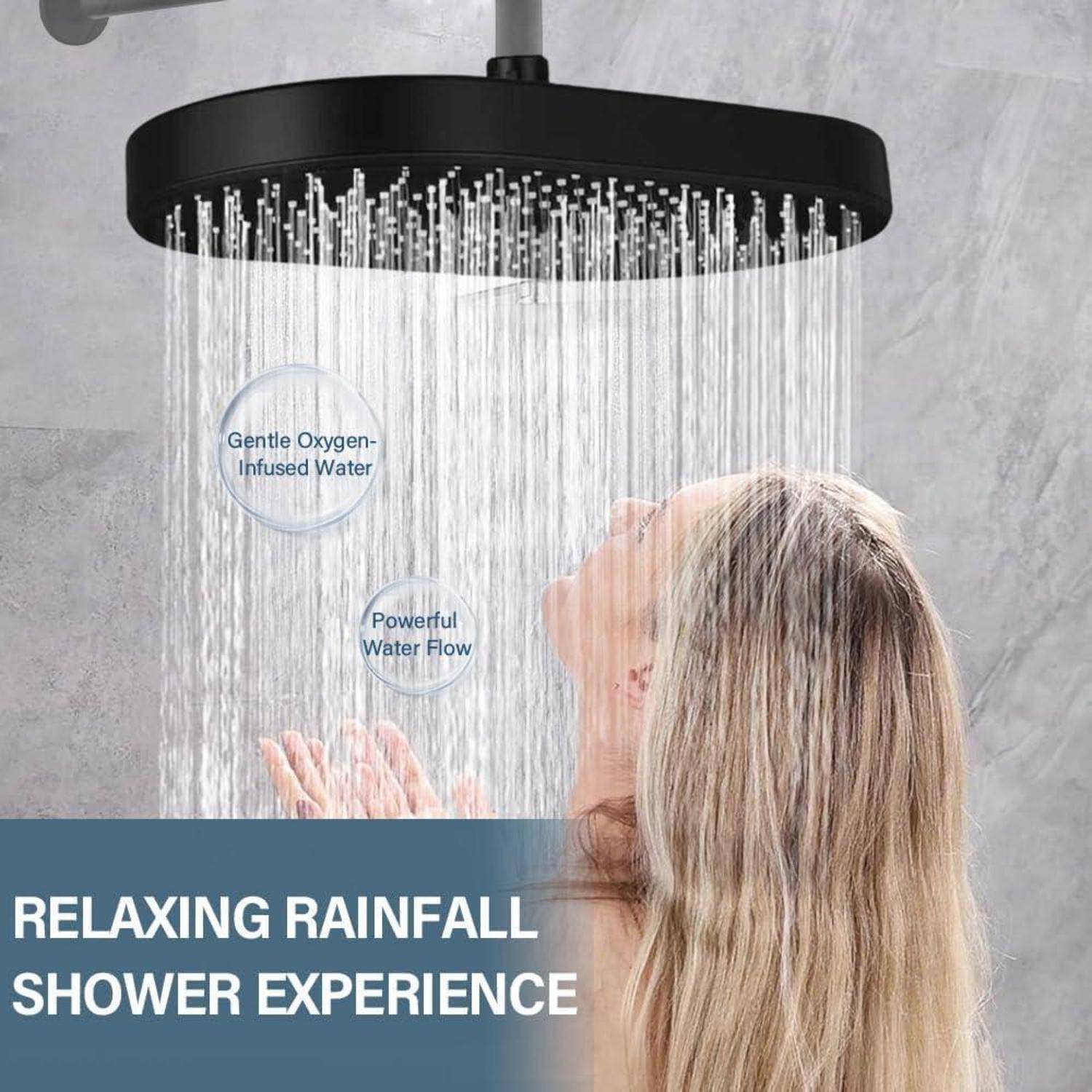 Frau genießt eine Regenfalldusche von einem großen Duschkopf von oben, mit Text, der ein 
