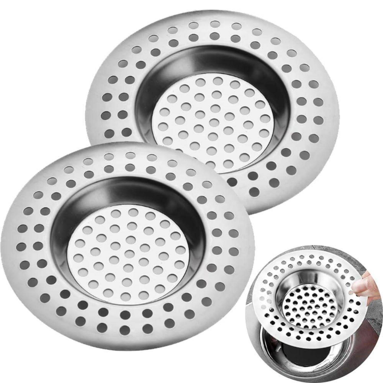Zwei Edelstahl-Spülbeckensiebe mit perforierten Rändern, gezeigt mit einer Hand, die eines in ein Spülbeckenablauf einsetzt.