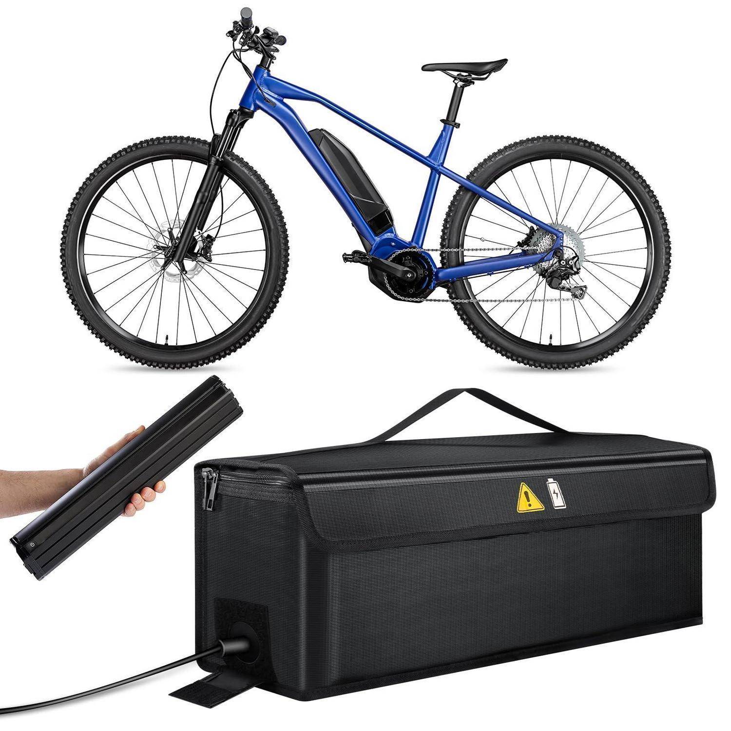 Blaues elektrisches Mountainbike mit abnehmbarem Akku, gezeigt mit schwarzem Akkupack und Ladetragetasche zum Laden außerhalb des Fahrrads.