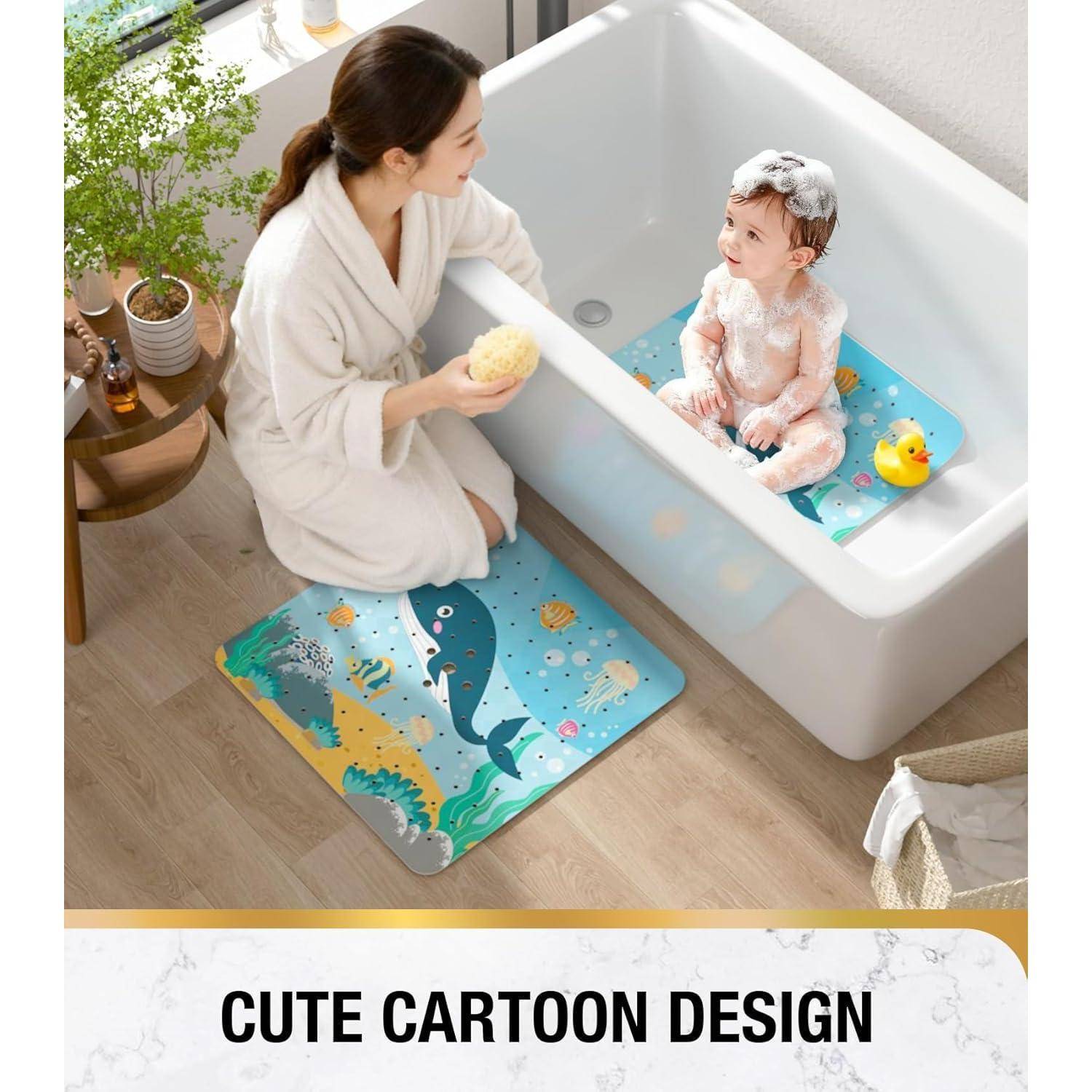 Mutter badet Baby in einer weißen Wanne, während sie auf einer Cartoon-Badematte mit Ozean-Motiv sitzt; Text lautet „SÜSSES CARTOON-DESIGN
