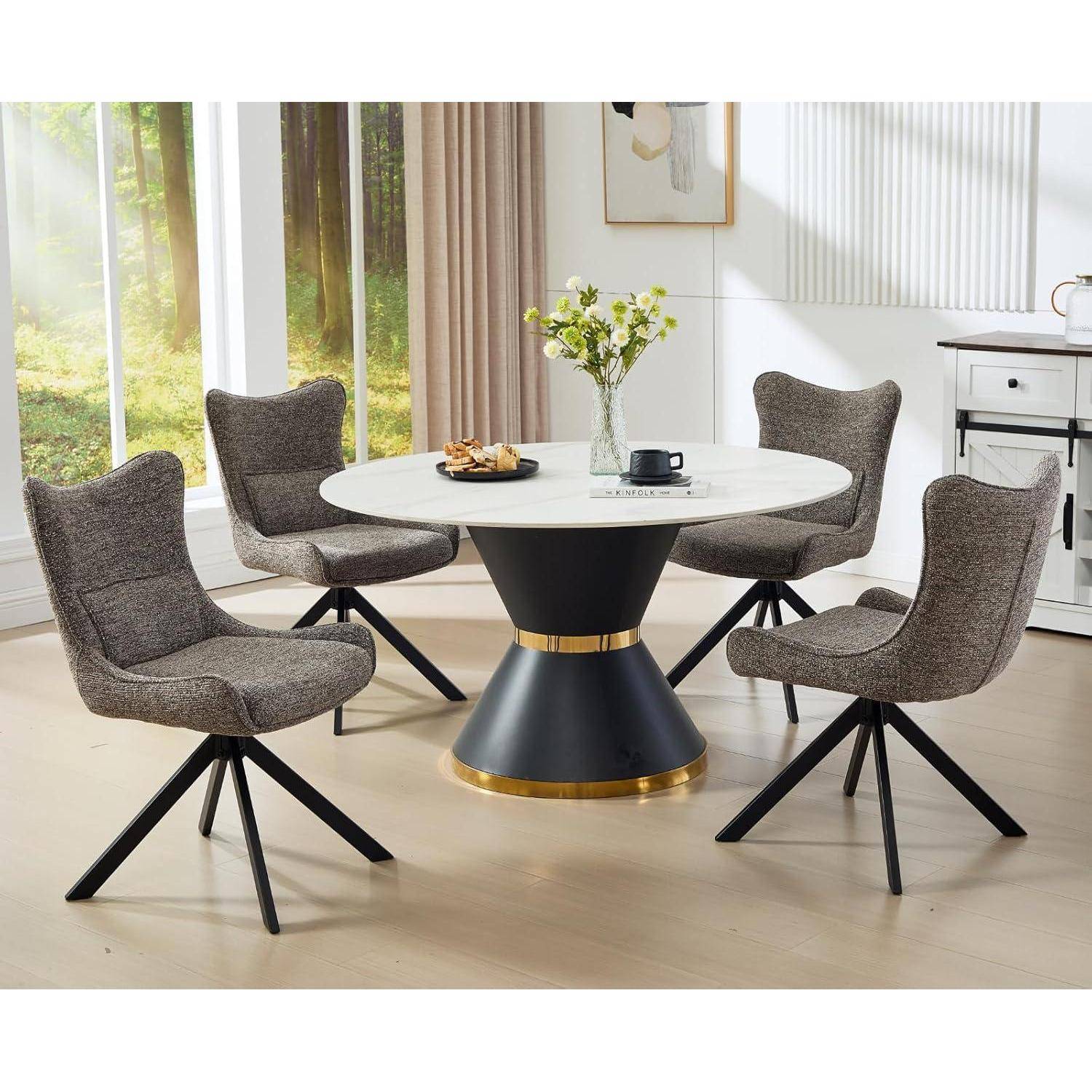 Runder Esstisch mit vier grauen gepolsterten Stühlen in einem hellen modernen Esszimmer, mit einer Blumenvase und einem Tablett auf dem Tisch.