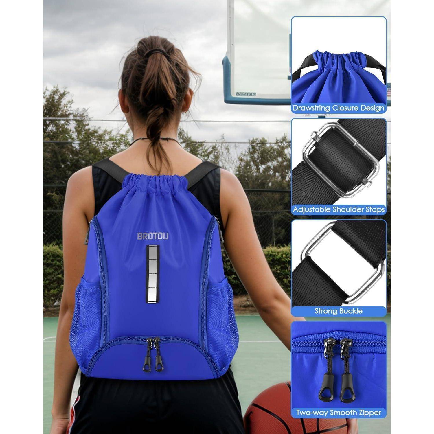Frau mit blauem Kordelzug-Sportbackpack auf einem Basketballplatz, mit eingefügten Beschriftungen, die Verschluss, verstellbare Gurte, Schnalle und Reißverschlussdetails zeigen.