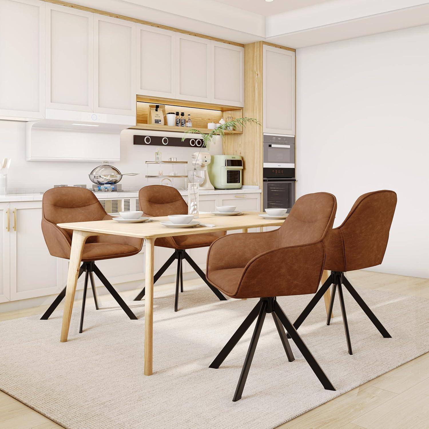 Moderner Essbereich mit einem Holztisch, vier braun gepolsterten Stühlen und einer weißen Küche mit integrierten Geräten im Hintergrund.