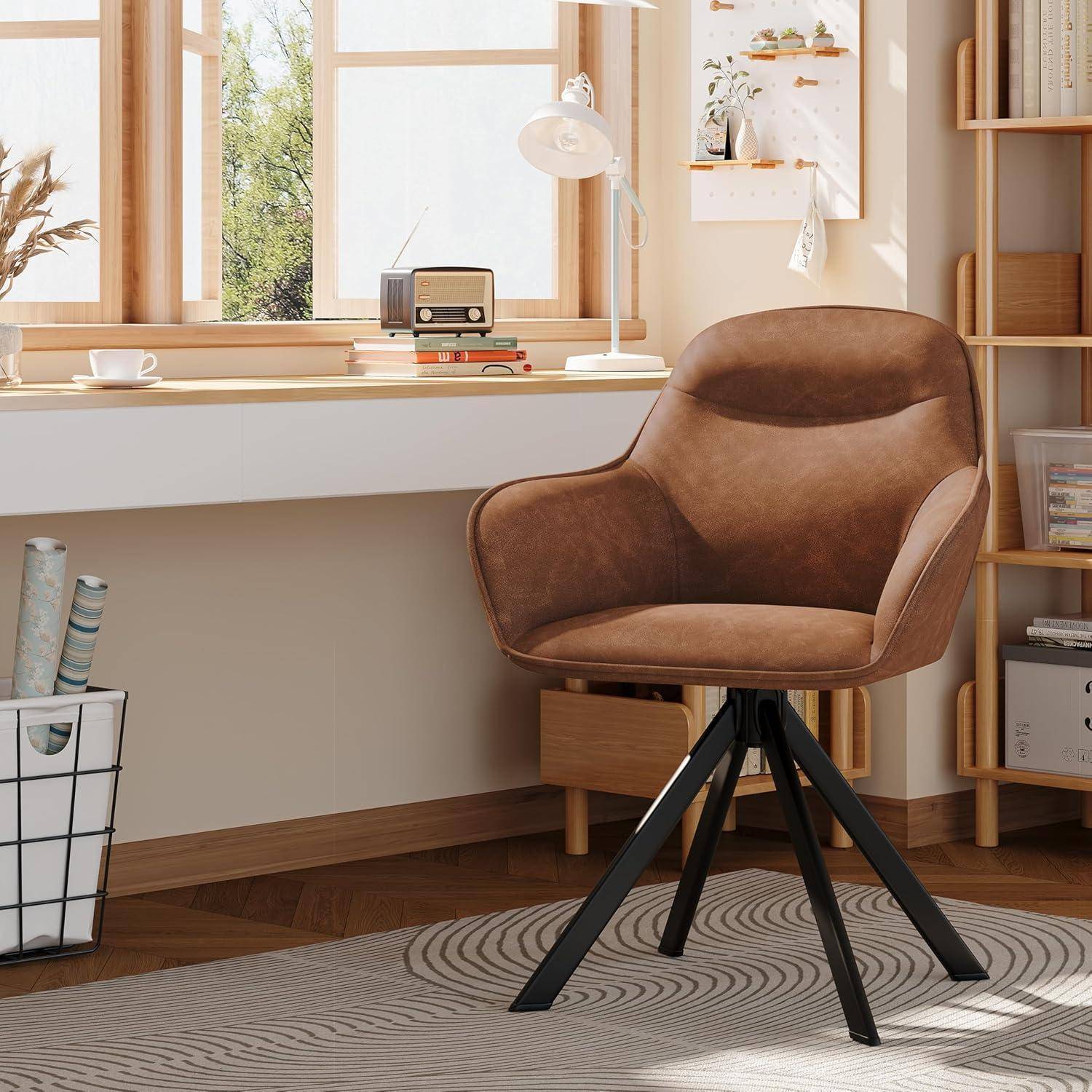 Brauner gepolsterter Drehstuhl in einem sonnendurchfluteten Homeoffice, neben einem Schreibtisch am Fenster mit Lampe, Radio, Büchern und Regalen.