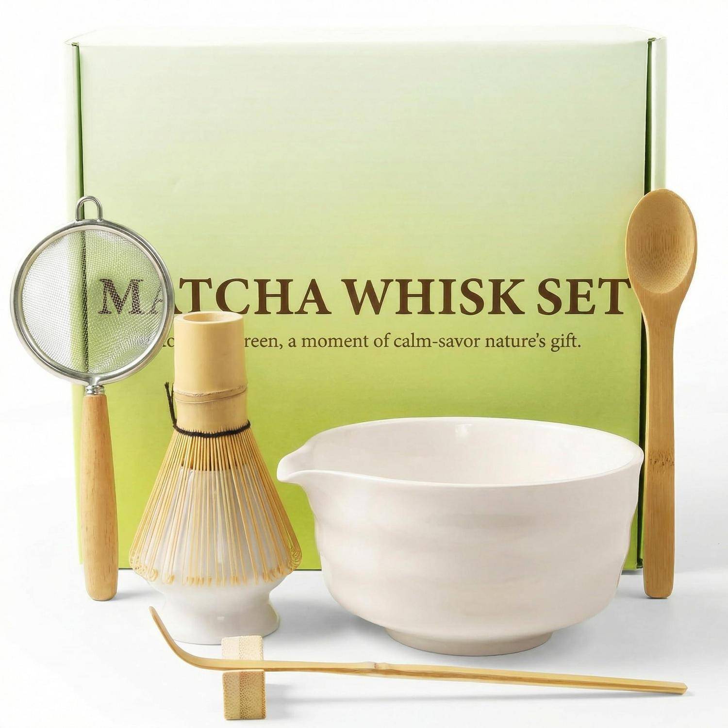 Matcha-Schneebesen-Set mit Metallsieb, Bambus-Schneebesen, Keramikschale, Messlöffel und Löffel vor einer grünen Schachtel mit der Aufschrift „MATCHA-SCHNEEBESEN-SET