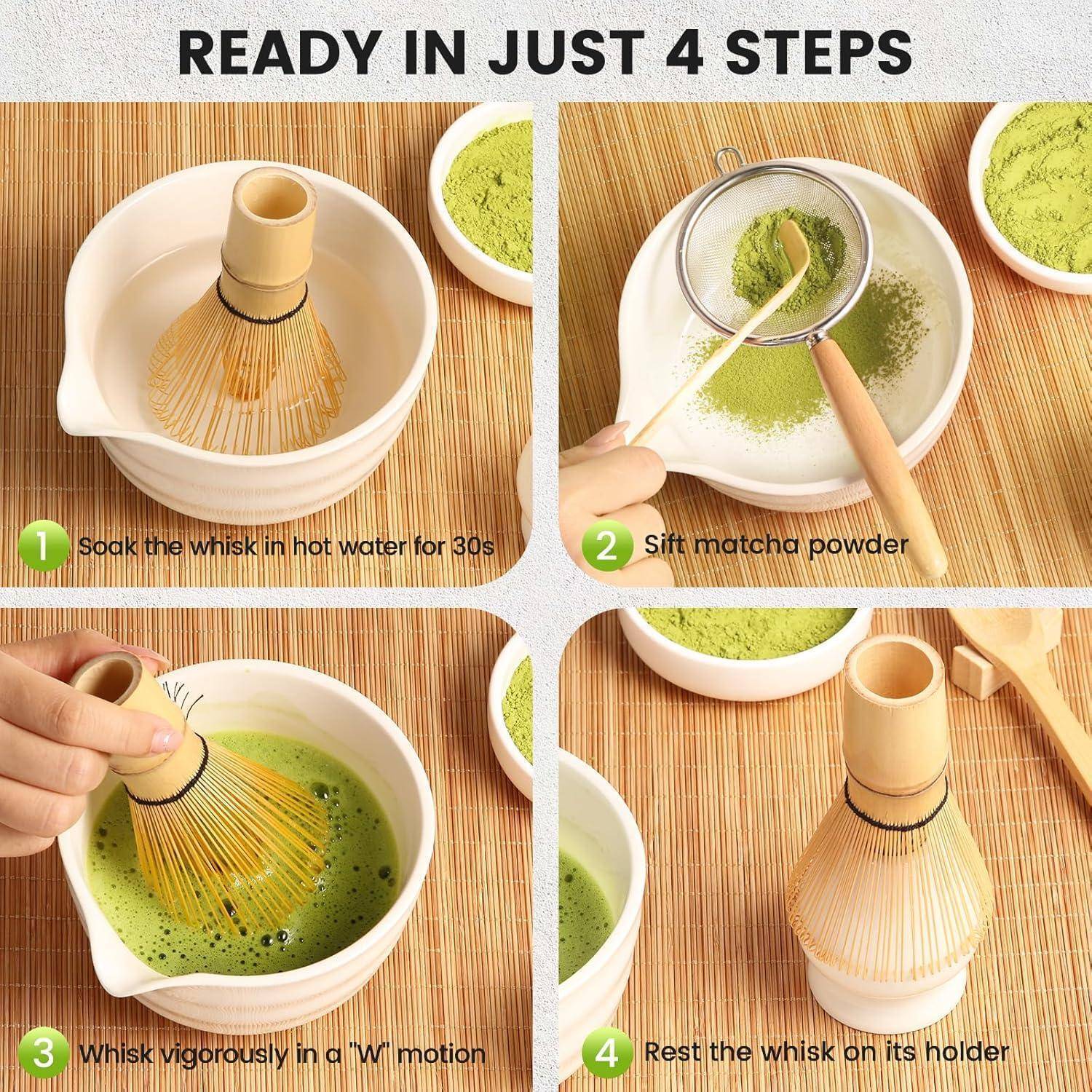 Vierschrittiger Matcha-Tee-Zubereitungsleitfaden: Besen in heißem Wasser einweichen, Matcha-Pulver sieben, mit einer W-Bewegung aufschäumen, dann Besen auf dem Halter ablegen.