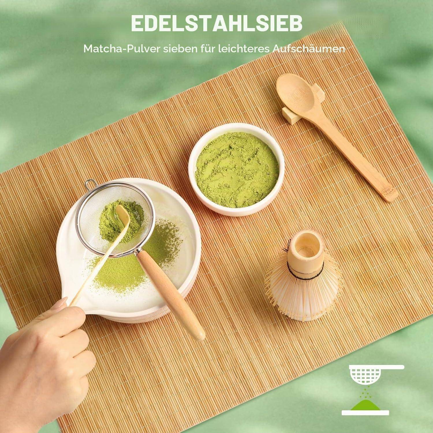 Matchapulver wird mit einem Sieb in eine Schüssel gesiebt; deutscher Text liest sich wie folgt: „EDELSTAHLSIEB" und „Matcha-Pulver sieben für leichteres Aufschäumen"".