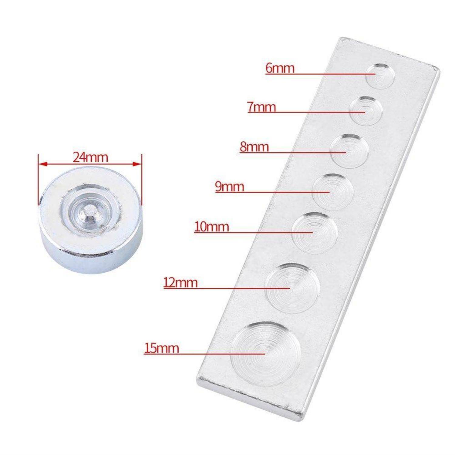 Messdiagramm mit einem runden 24-mm-Knopf auf der linken Seite und einem durchsichtigen Streifen mit sechs kreisförmigen Öffnungen, die mit 6 mm, 7 mm, 8 mm, 9 mm, 10 mm, 12 mm und 15 mm beschriftet sind.
