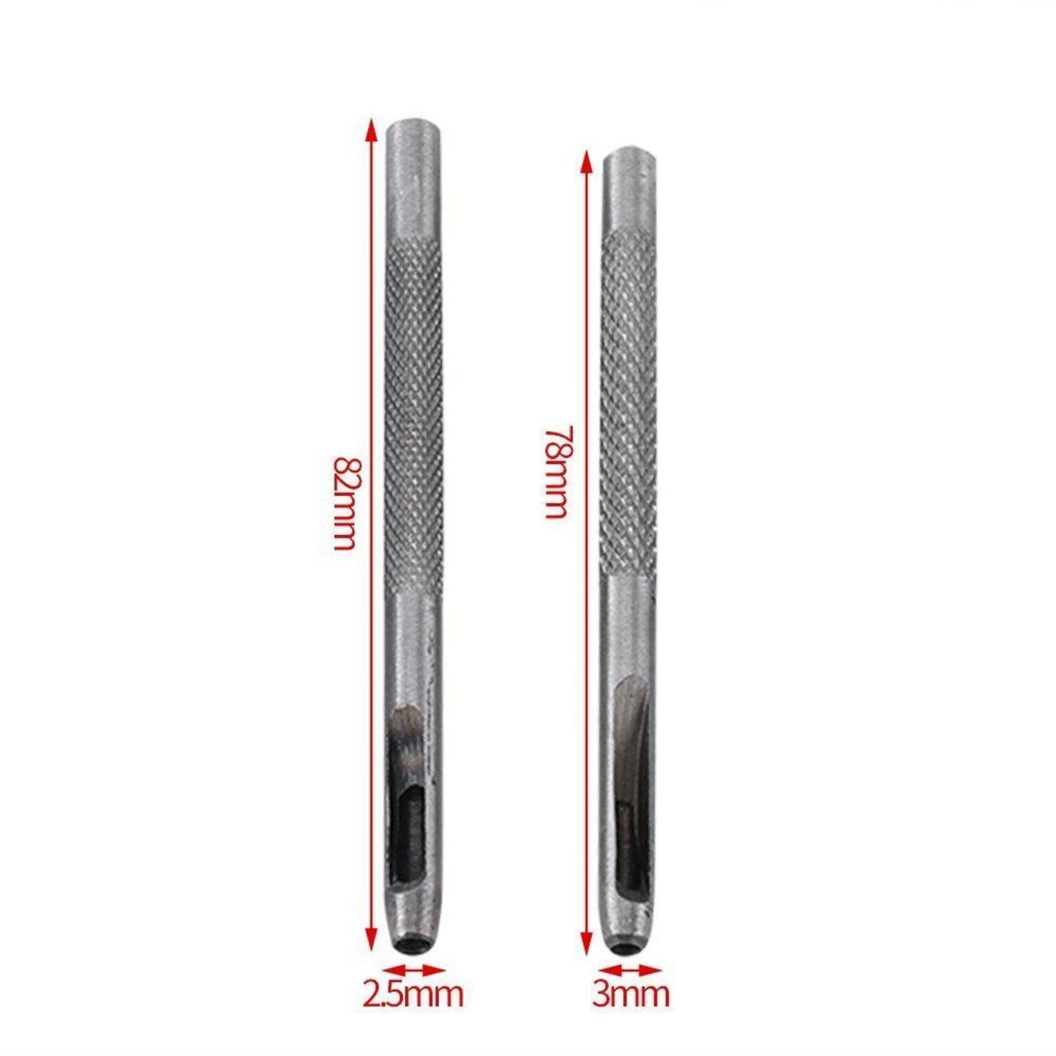 Zwei nebeneinander angeordnete Metallstanzwerkzeuge mit roten Maßpfeilen; eines ist 82 mm lang und 2,5 mm breit, das andere 78 mm lang und 3 mm breit.