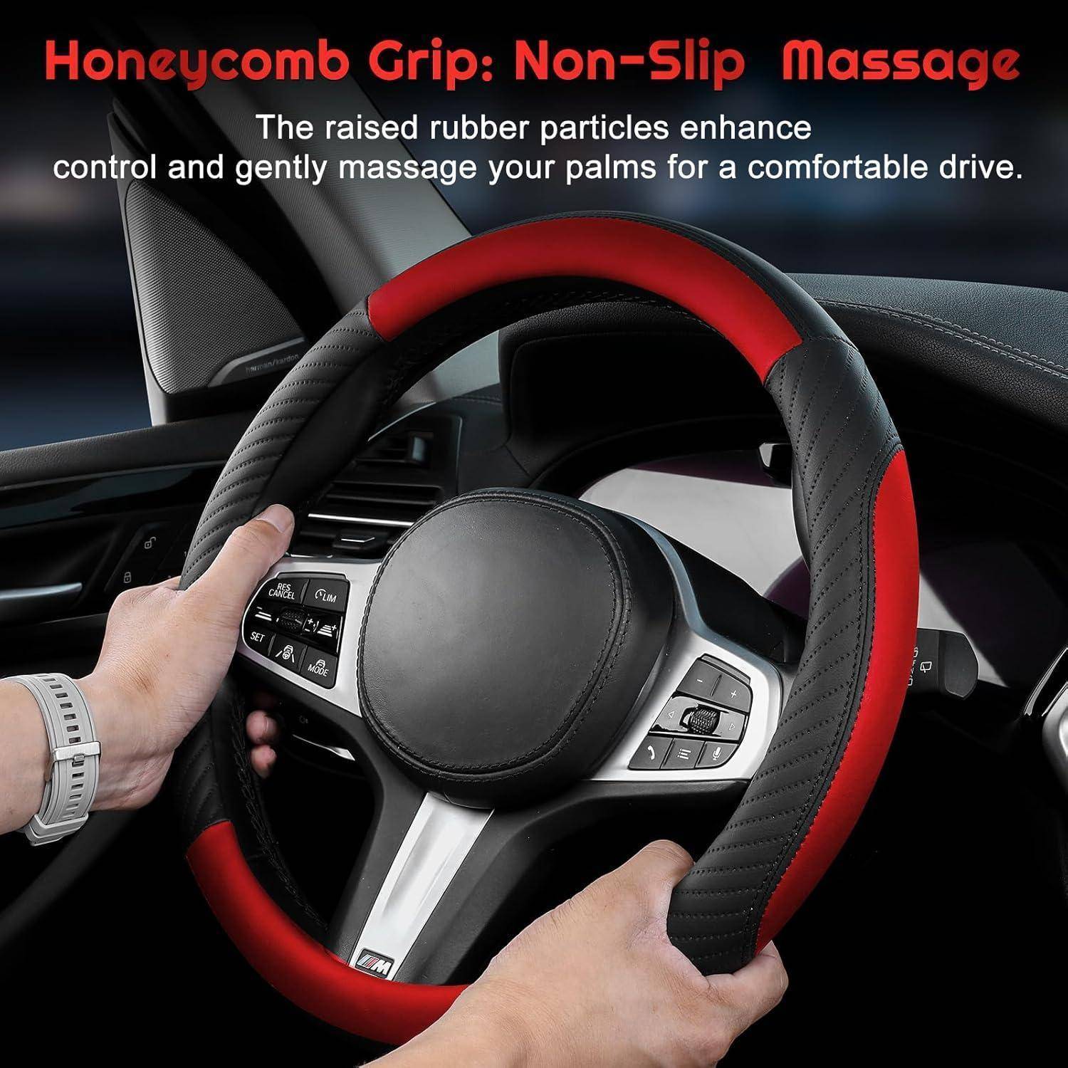 Hände greifen ein Autolenkrad mit roter und schwarzer Abdeckung; der Text besagt "Honeycomb Grip: Rutschfester Massagegriff"" und beschreibt Komfort und Kontrolle.