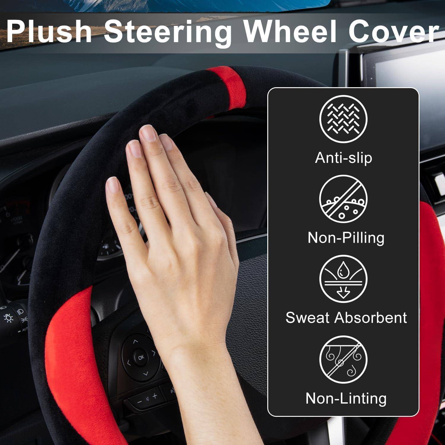 Hand hält eine Plüsch-Lenkradabdeckung in einem Auto, gekennzeichnet mit „Rutschfest", „Pillingresistent"", „Schweißabsorbierend"" und „Fusselresistent"".