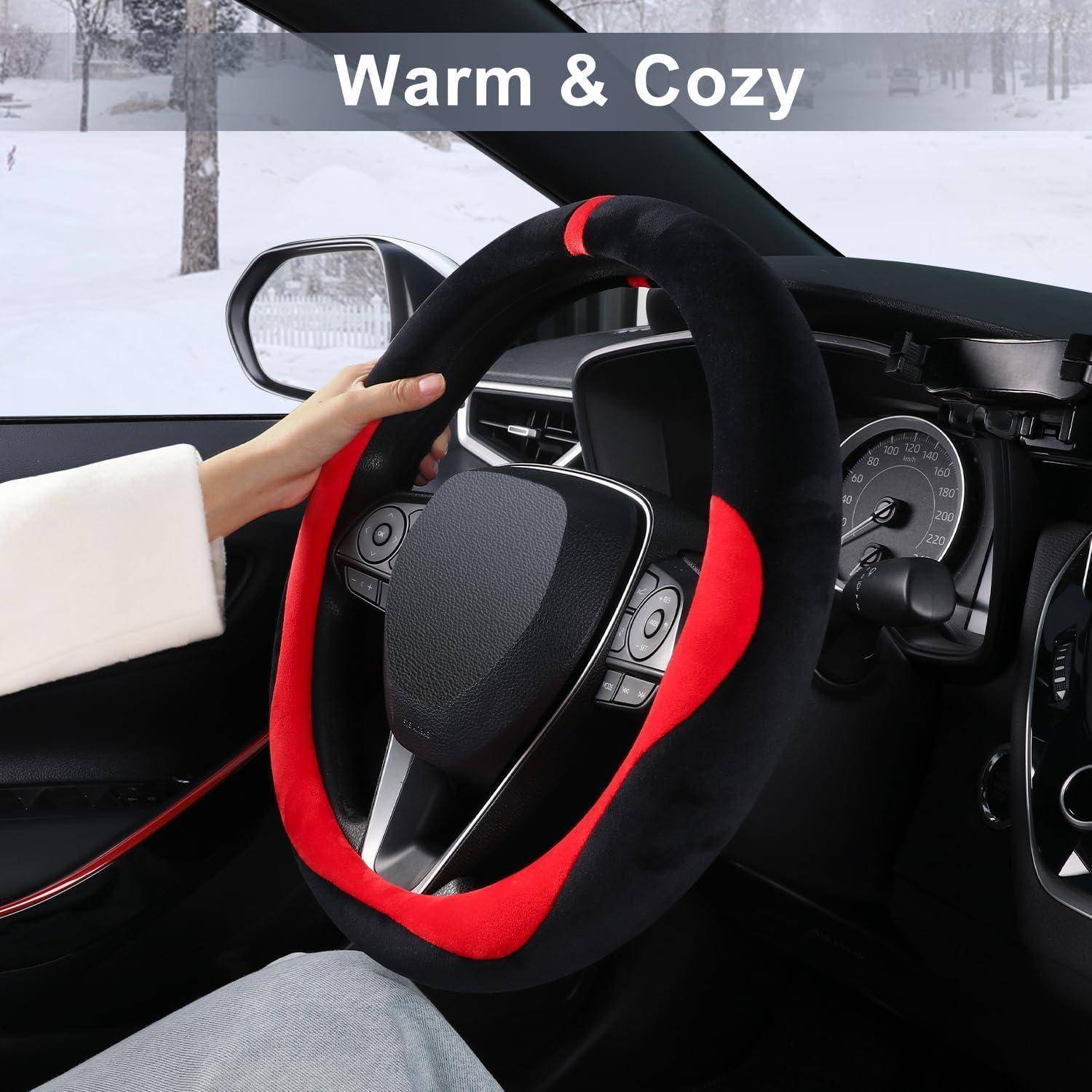 Hand, die eine schwarz-rote Lenkradabdeckung auf ein Autolenkrad legt, mit dem Text "Warm & Cozy"" über einer Winterszene.