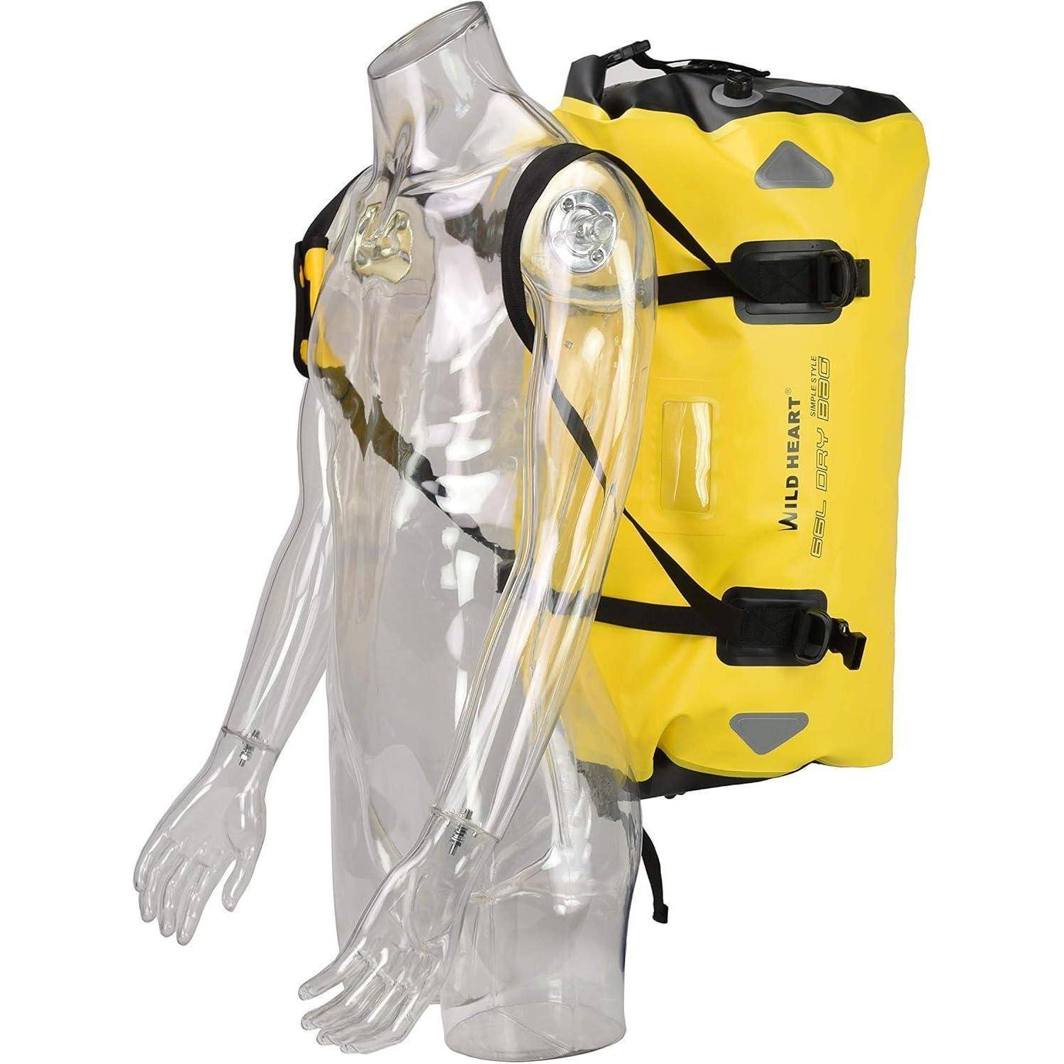 Transparenter Torso-Dummy, der einen gelben WildHeart wasserdichten Rucksack mit schwarzen Riemen und Schnallen trägt