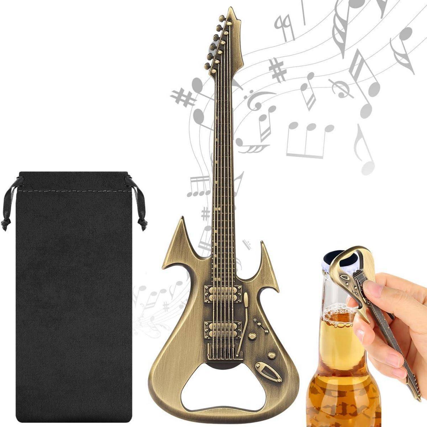Dekorativer gitarrenförmiger Flaschenöffner neben einem schwarzen Beutel, mit einer Hand, die eine Bierflasche öffnet.