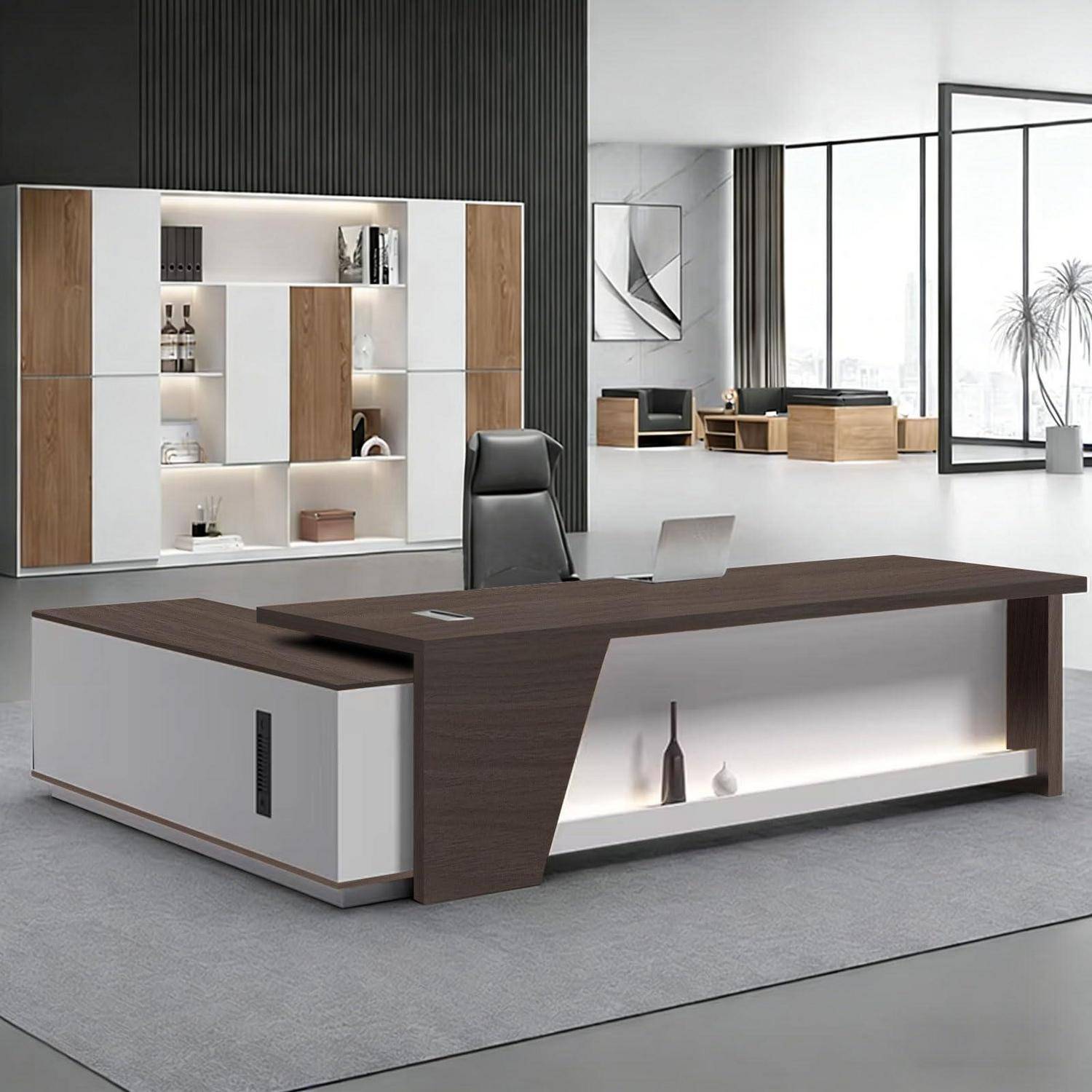 Modernes Büro mit dunklem Holzexekutivschreibtisch, schwarzem Stuhl, eingebauten Regalen und großen hellen Fenstern in einem minimalistischen Arbeitsraum.