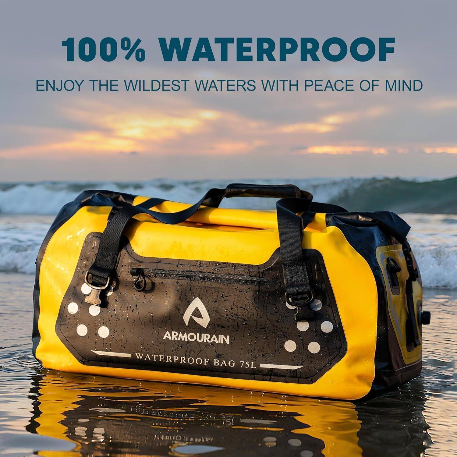 Gelbe und schwarze wasserdichte Sporttasche, die bei Sonnenuntergang im Ozean schwimmt, mit dem Text „100% WASSERDICHT" und „GENIESSE DIE WILDESTEN GEWÄSSER MIT VOLLSTÄNDIGER RUHE"".