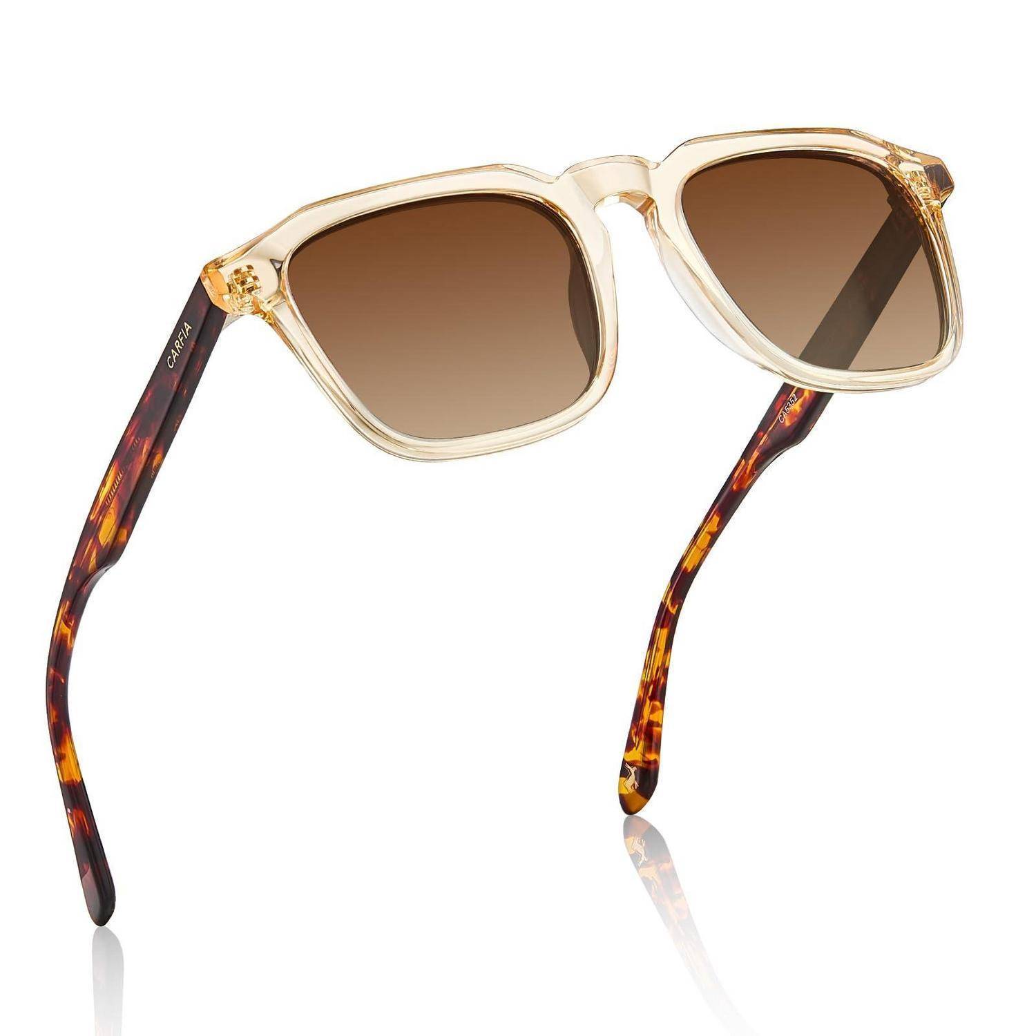 Sonnenbrille mit transparentem Rahmen, braunen Gläsern und Schildpatt-Bügeln auf weißem Hintergrund.