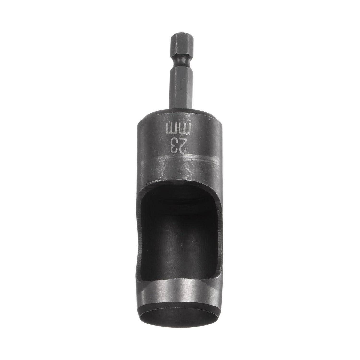 Ein Metallsteckeradapter mit sechskantiger Schaftform und offenem, zylindrischem Steckschlüssel, gezeigt auf weißem Hintergrund.