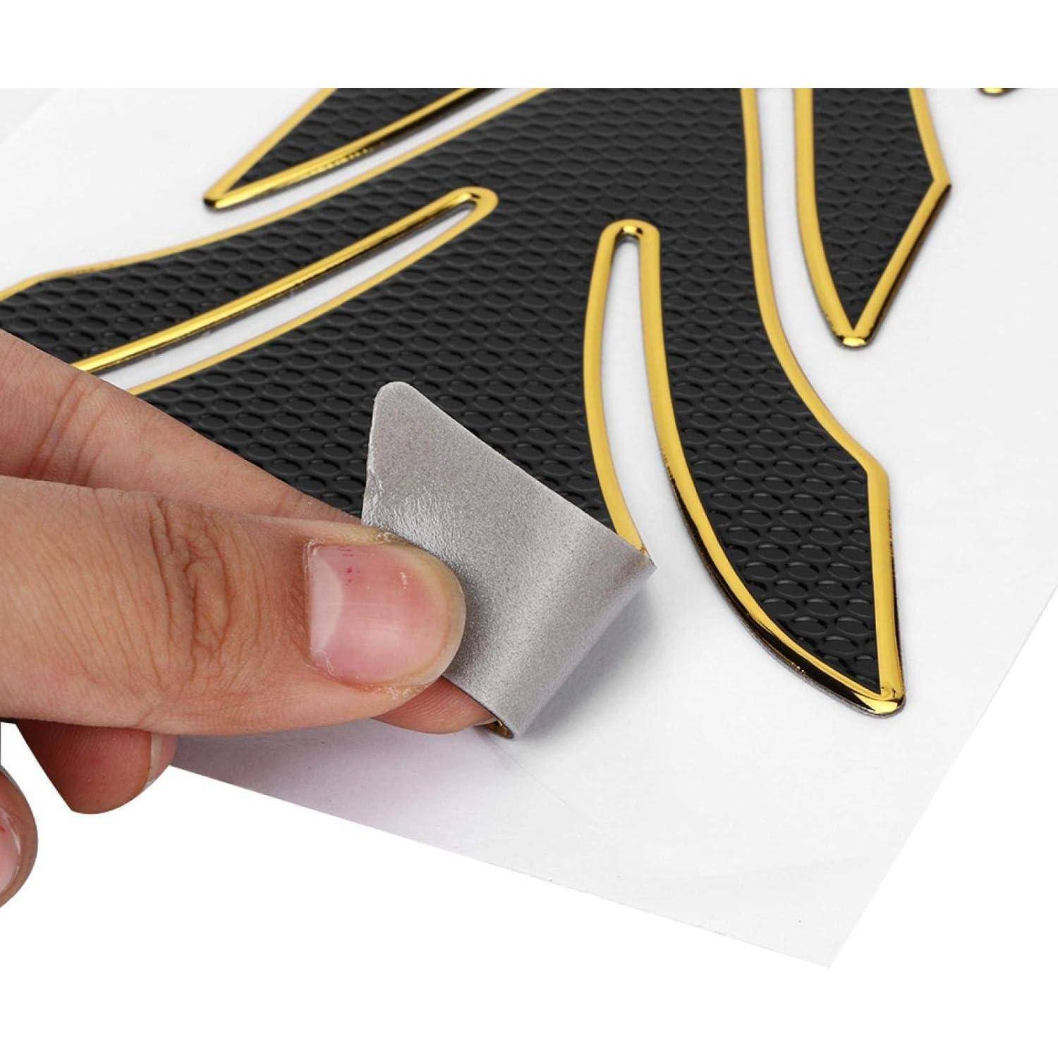 Die Hand zieht die weiße Rückseite von einem schwarz-goldenen strukturierten Klebeaufkleber von einer weißen Oberfläche ab.