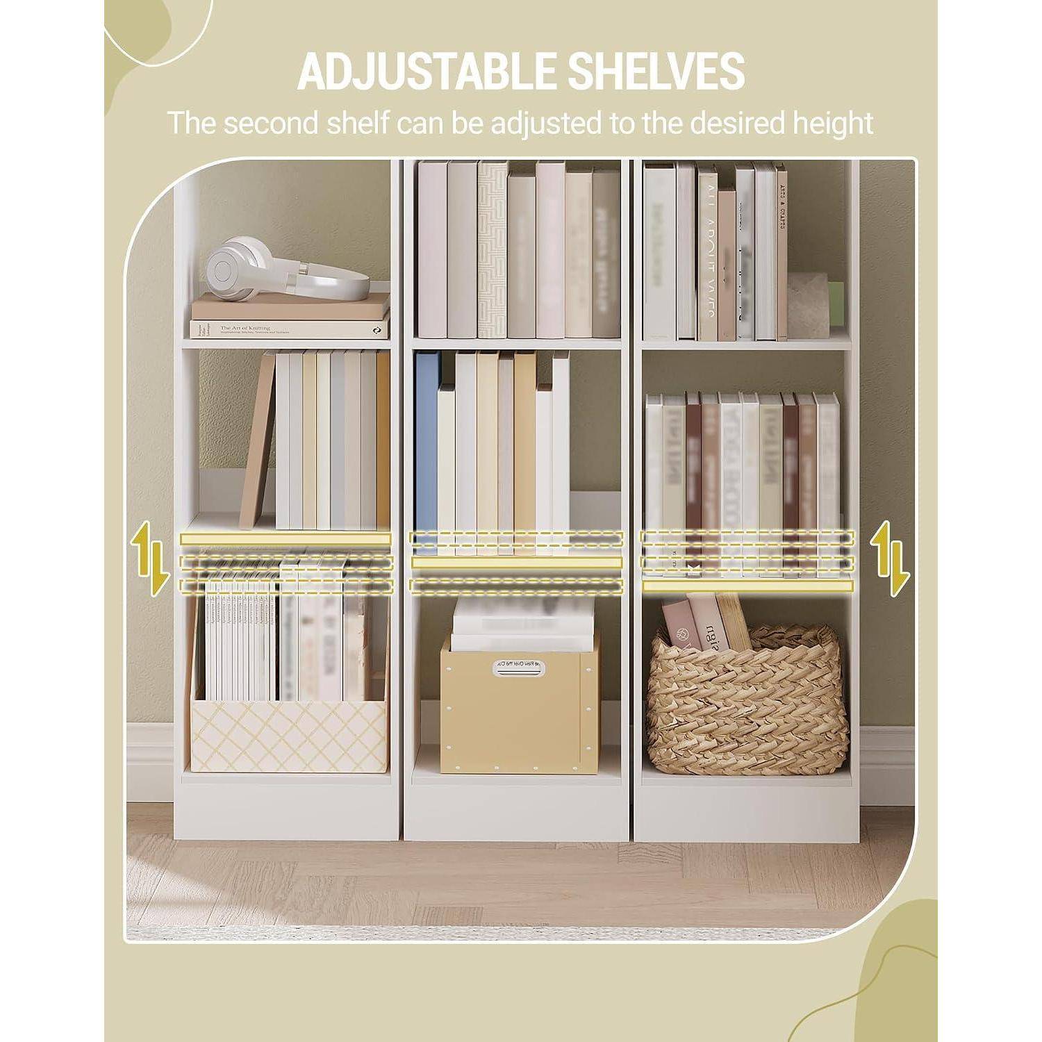 Drei weiße Regale mit Büchern und Aufbewahrungsboxen; Text besagt „VERSTELLBARE REGALE" und „Das zweite Regal kann auf die gewünschte Höhe eingestellt werden"" mit Pfeilen, die die Regalhöhenverstellung anzeigen.