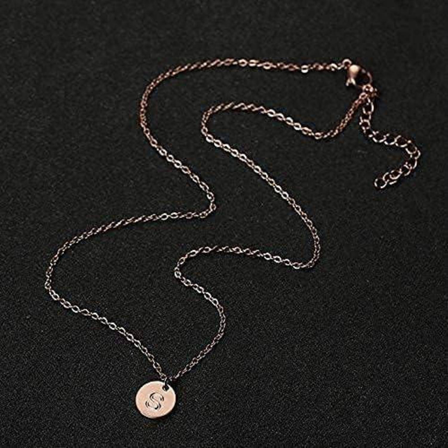 Zartes rosegoldfarbenes Halsband mit einem runden „S