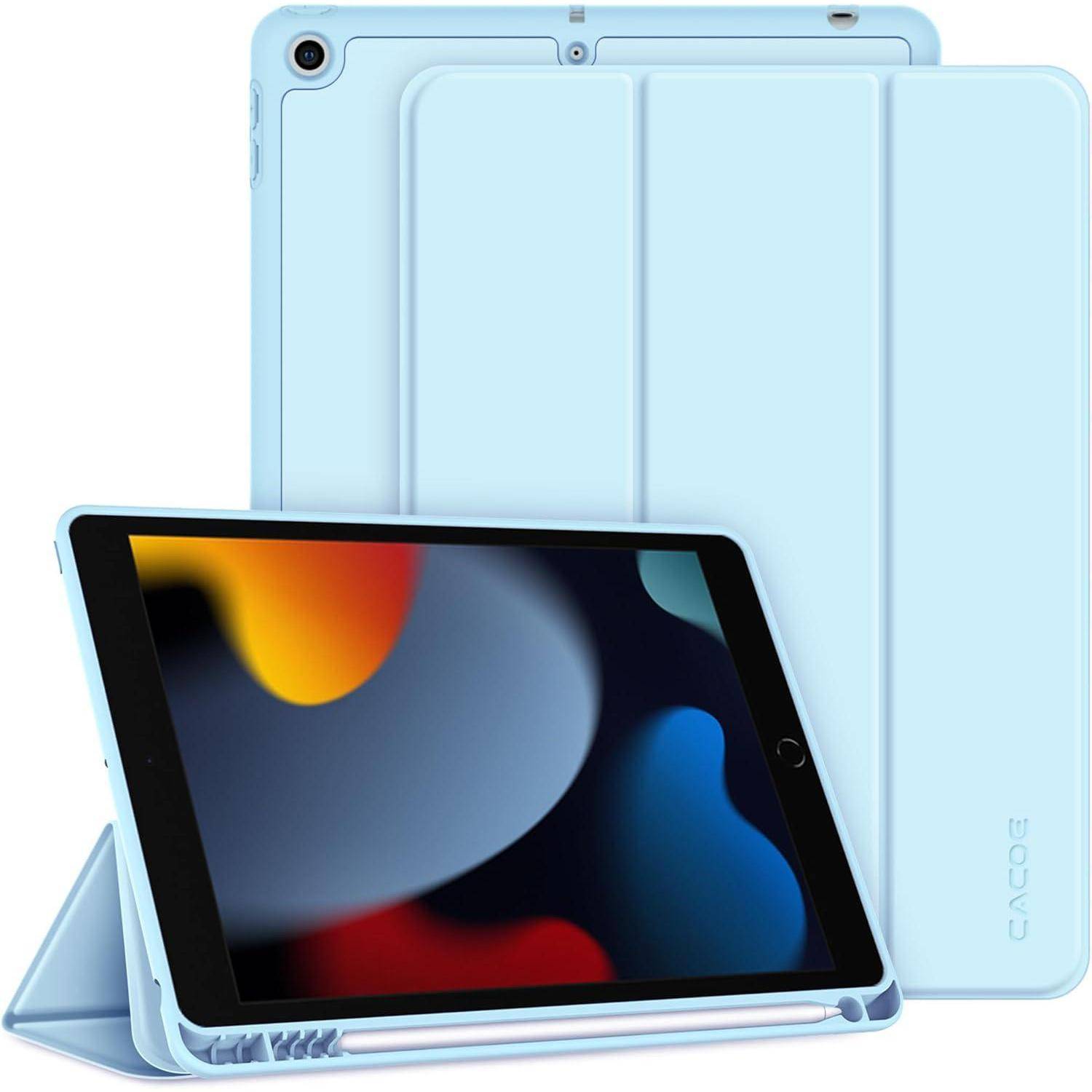 Hellblau iPad in einem Folioetui mit aufstellbarem Frontdeckel und befestigtem Apple Pencil, in schräger Perspektive mit eingeschaltetem Bildschirm dargestellt.