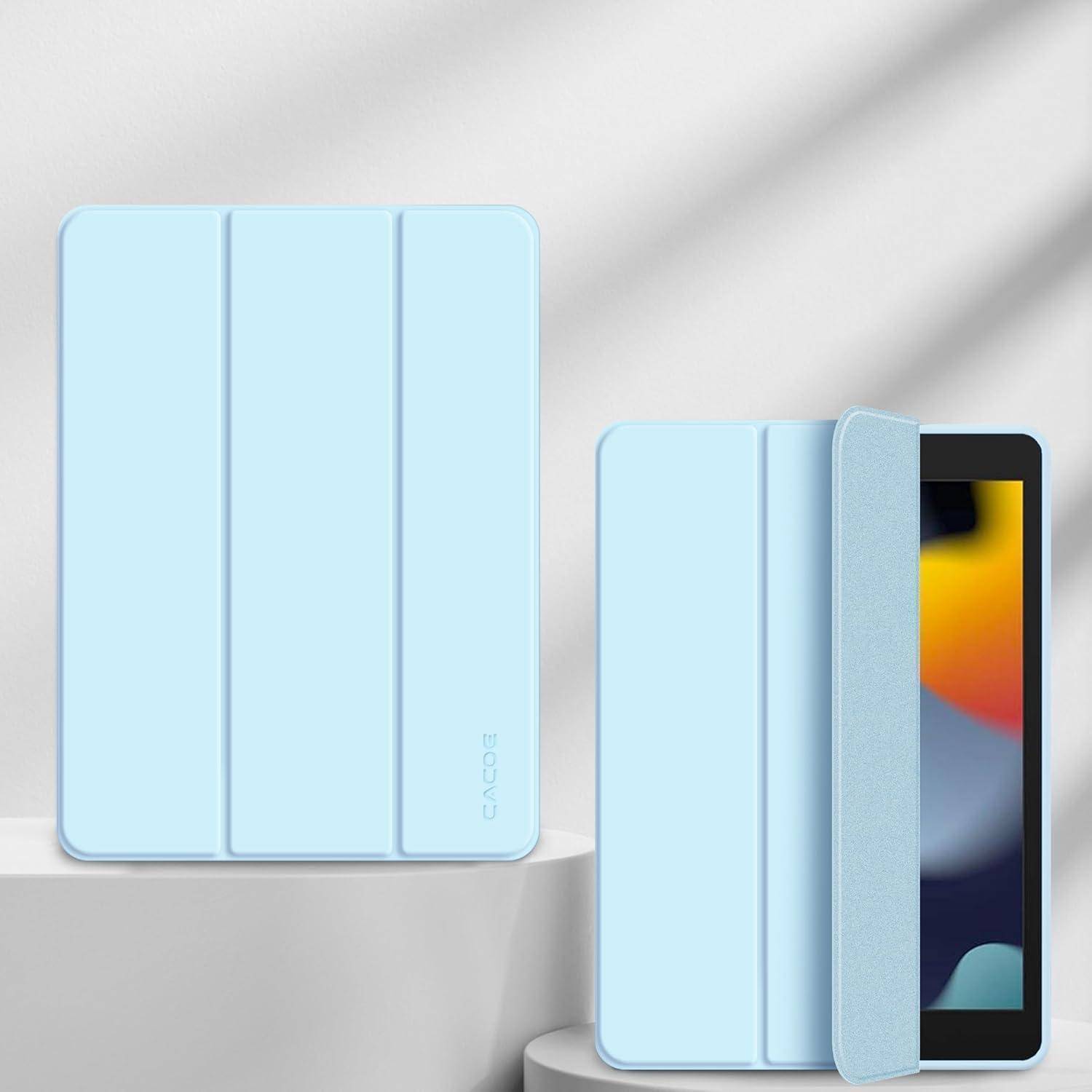 Zwei hellblaue Tablet-Foliohüllen, eine geschlossen und eine offen mit einem teilweise sichtbaren Tablet, auf grauem Hintergrund gezeigt.