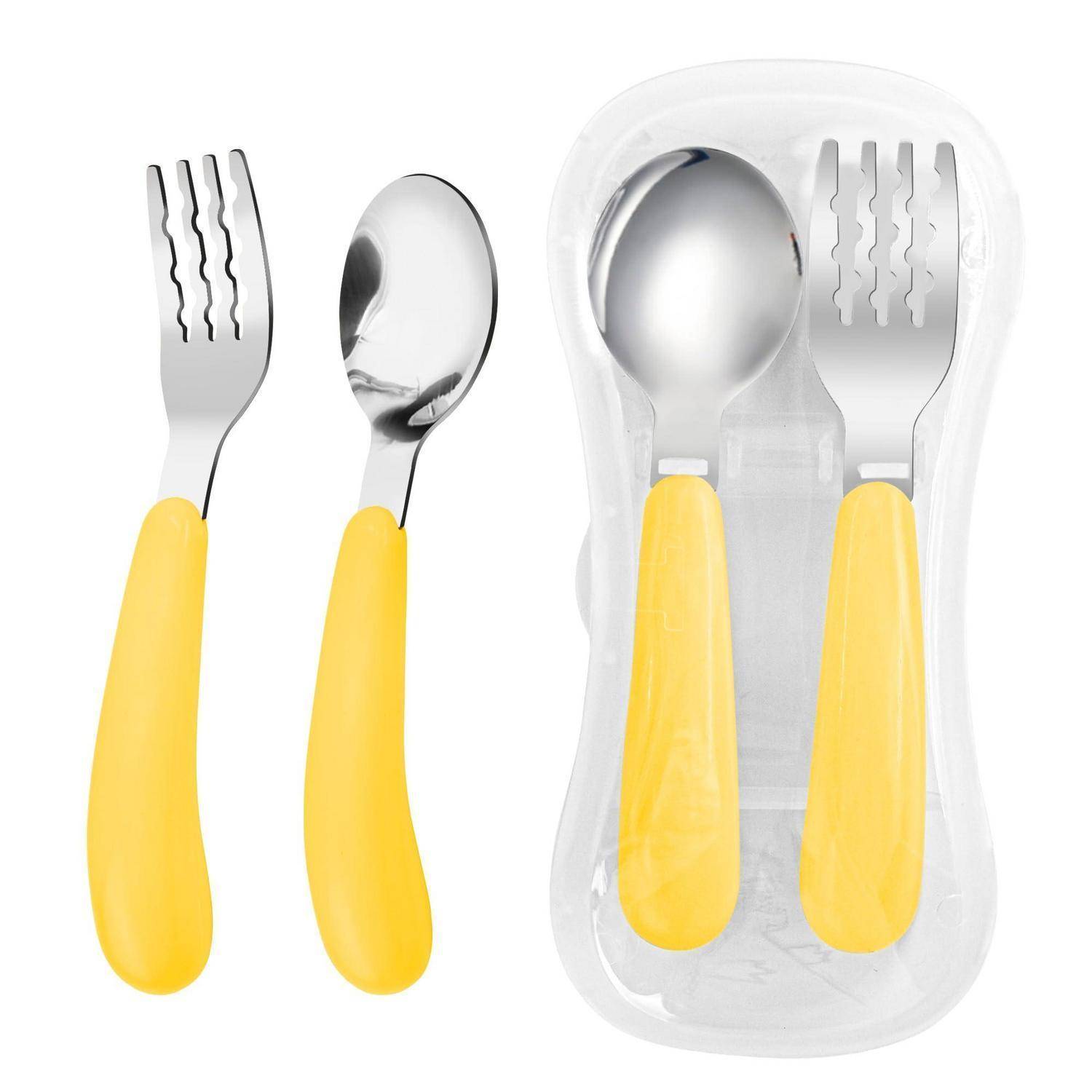 Kinderbesteck-Set aus Gabel und Löffel mit gelben Griffen, lose und verpackt in einem transparenten Kunststoffetui dargestellt.