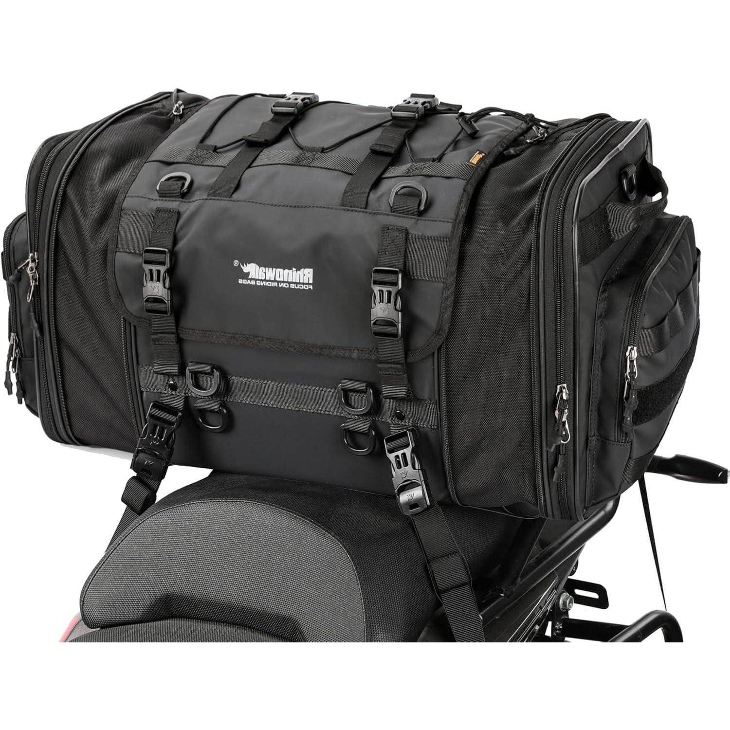 Schwarze Motorrad-Hecktasche mit mehreren Riemen und Seitentaschen, montiert auf einem Sitzbügelträger.