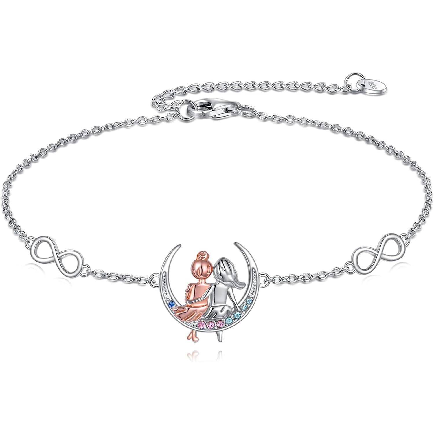 Silbernes Armband mit Unendlichkeitssymbolen und einem zentralen zweifarbigen Charm mit zwei sitzenden Figuren in einer Mondsichel.