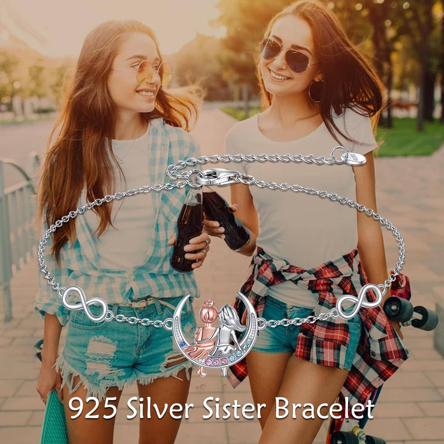 Zwei lächelnde junge Frauen, die draußen spazieren gehen, überlagert mit einem silbernen Schwesterarmband-Halsketten-Design und dem Text „925 Silber Schwesterarmband