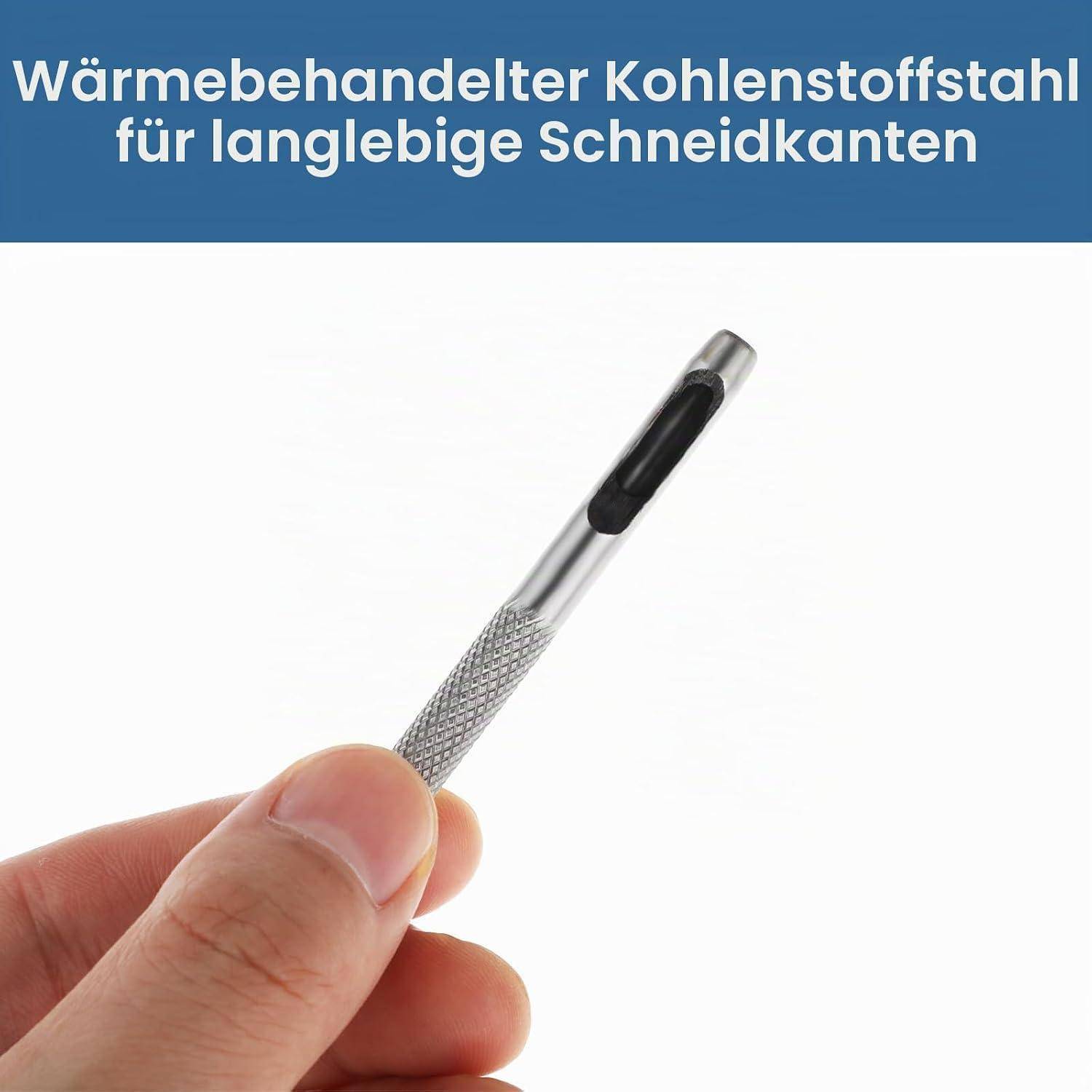 Hand hält eine Metallmesserklinge, mit deutschem Text, der besagt „Wärmebehandelter Kohlenstoffstahl für langlebige Schneidkanten" (wärmebehandelter Kohlenstoffstahl für lange haltbare Schneidkanten).