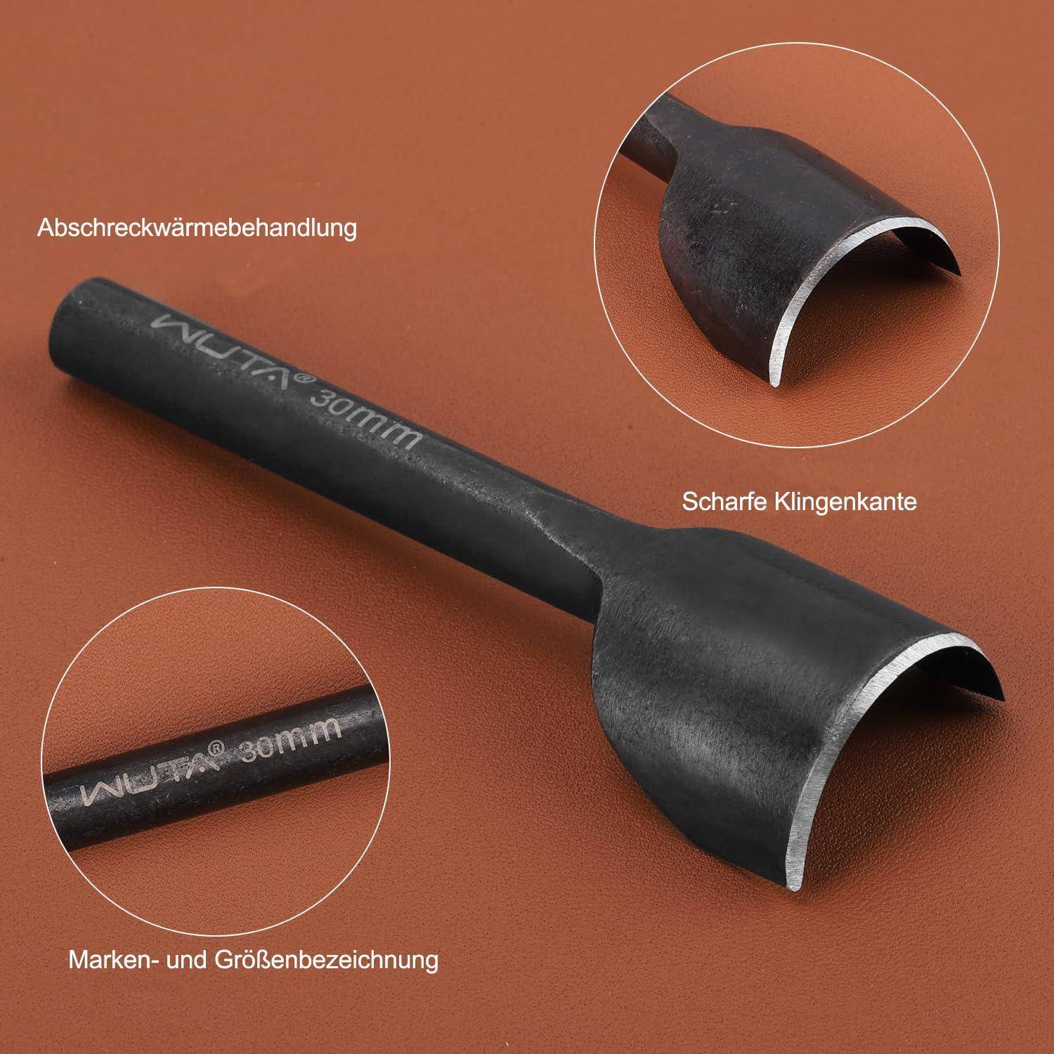 Ein schwarzer 30-mm-Meißel auf braunem Hintergrund, mit Beschriftungen, die die Wärmebehandlung, die Marken-/Größenkennzeichnung und die scharfe Schneidkante hervorheben.