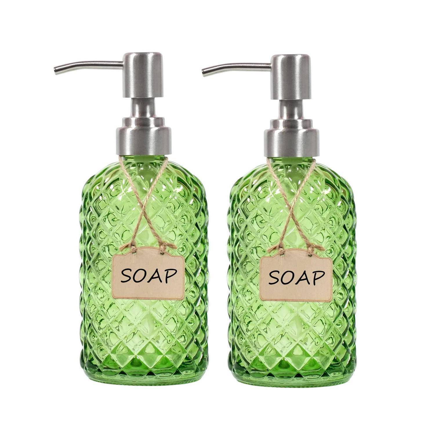 Zwei grüne Glasseidenspender mit Metallpumpen und hängenden „SOAP