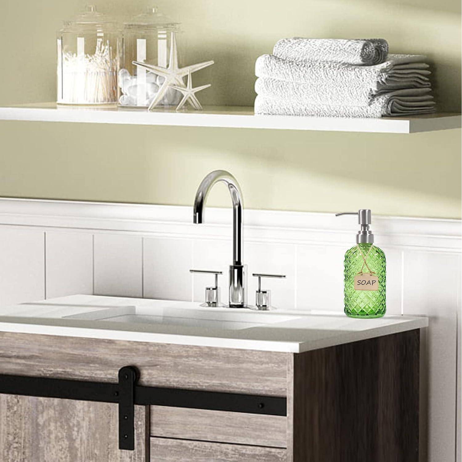 Modernes Badezimmerwaschbecken mit weißem Waschbecken und schwarzem Wasserhahn, einem grünen Seifenspender, ordentlich gefalteten Handtüchern und dekorativen Gläsern auf einem Regal.