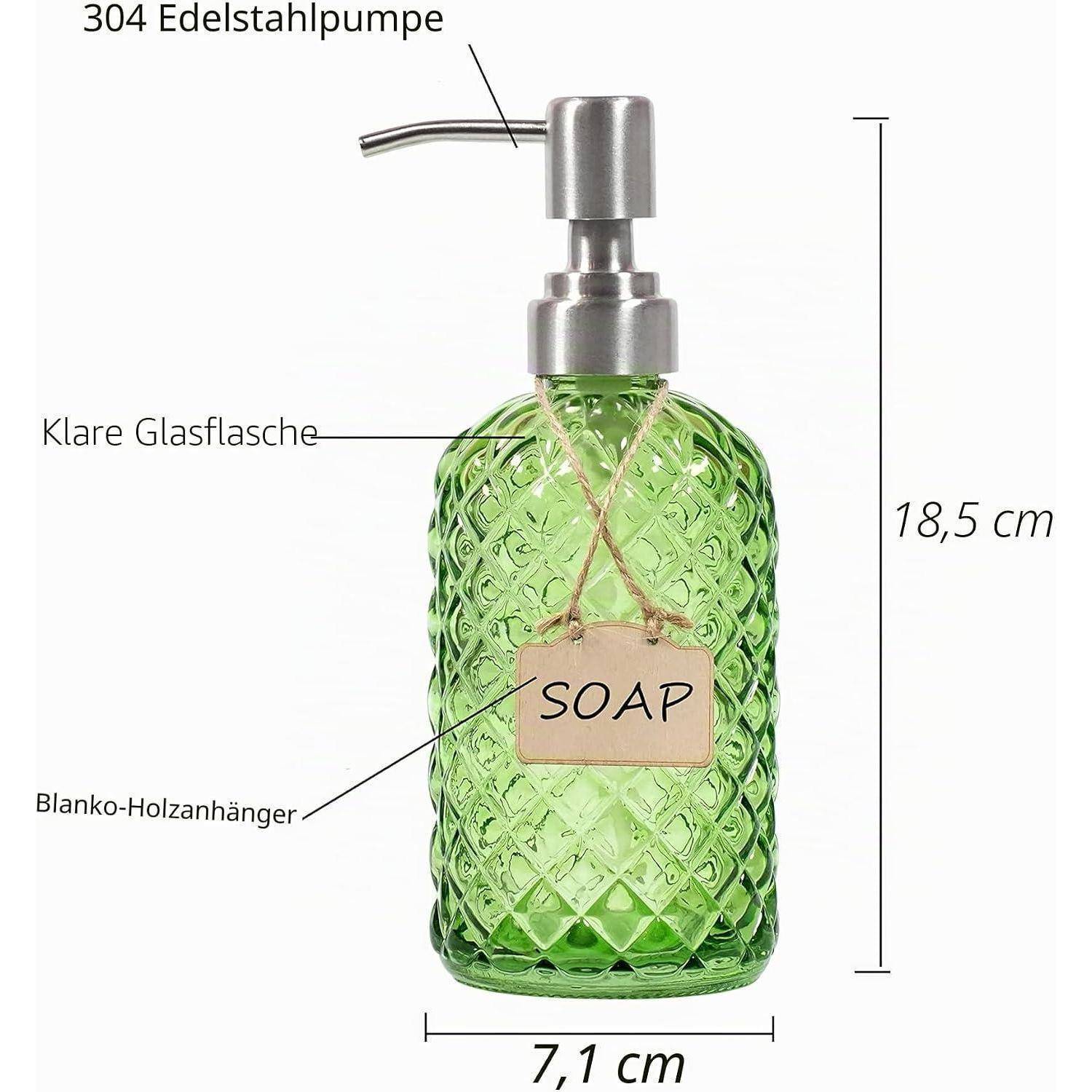 Grüne Glasseifen-Spender-Flasche mit silbernem Pumpenkopf, mit gekennzeichneten Abmessungen von 18,5 cm Höhe und 7,1 cm Breite, plus deutsche Beschriftungen für Edelstahlpumpe, klare Glasflasche und Holzschild.