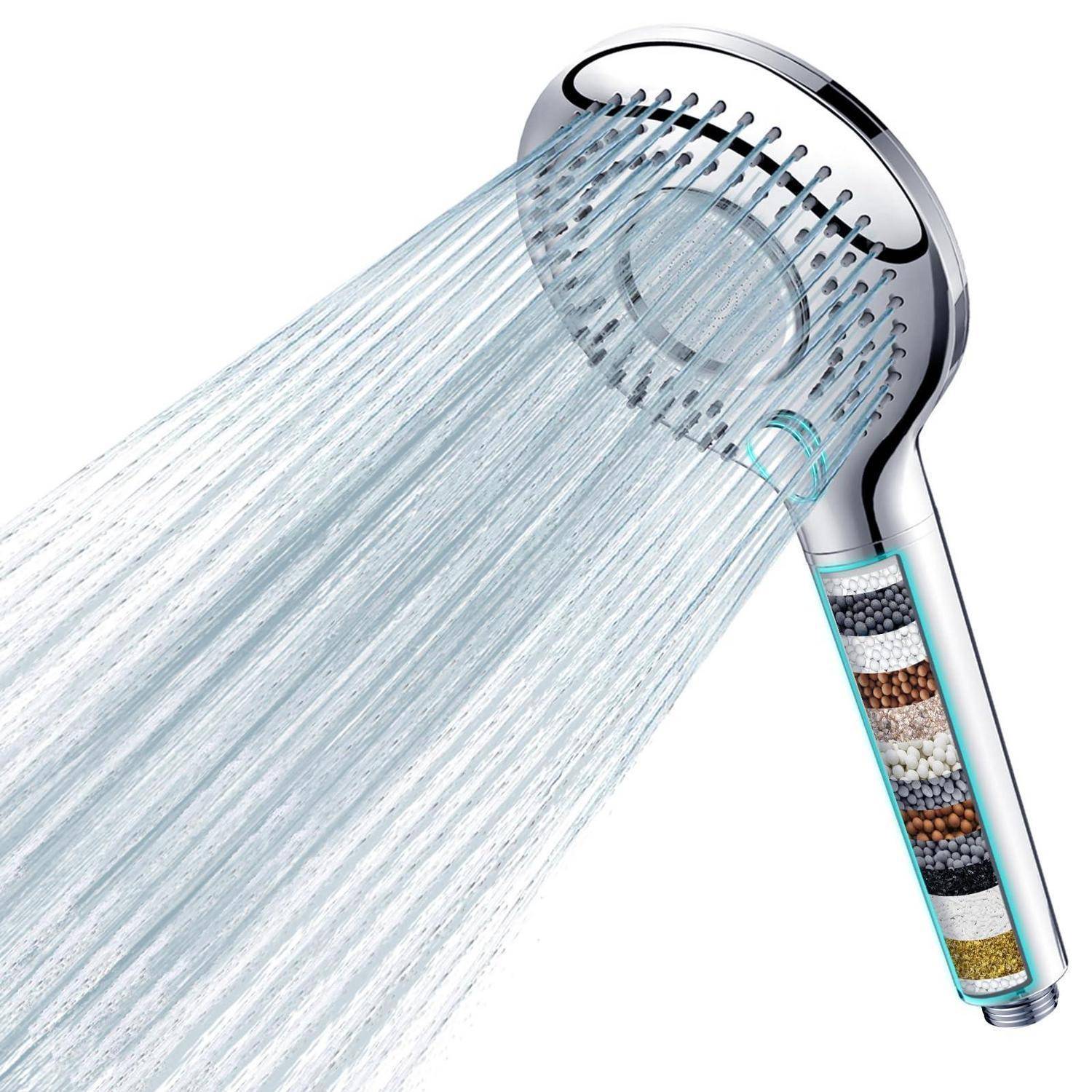 Handbrause sprüht Wasser, mit durchsichtigem Griff, der geschichtete Filterperlen im Inneren zeigt.