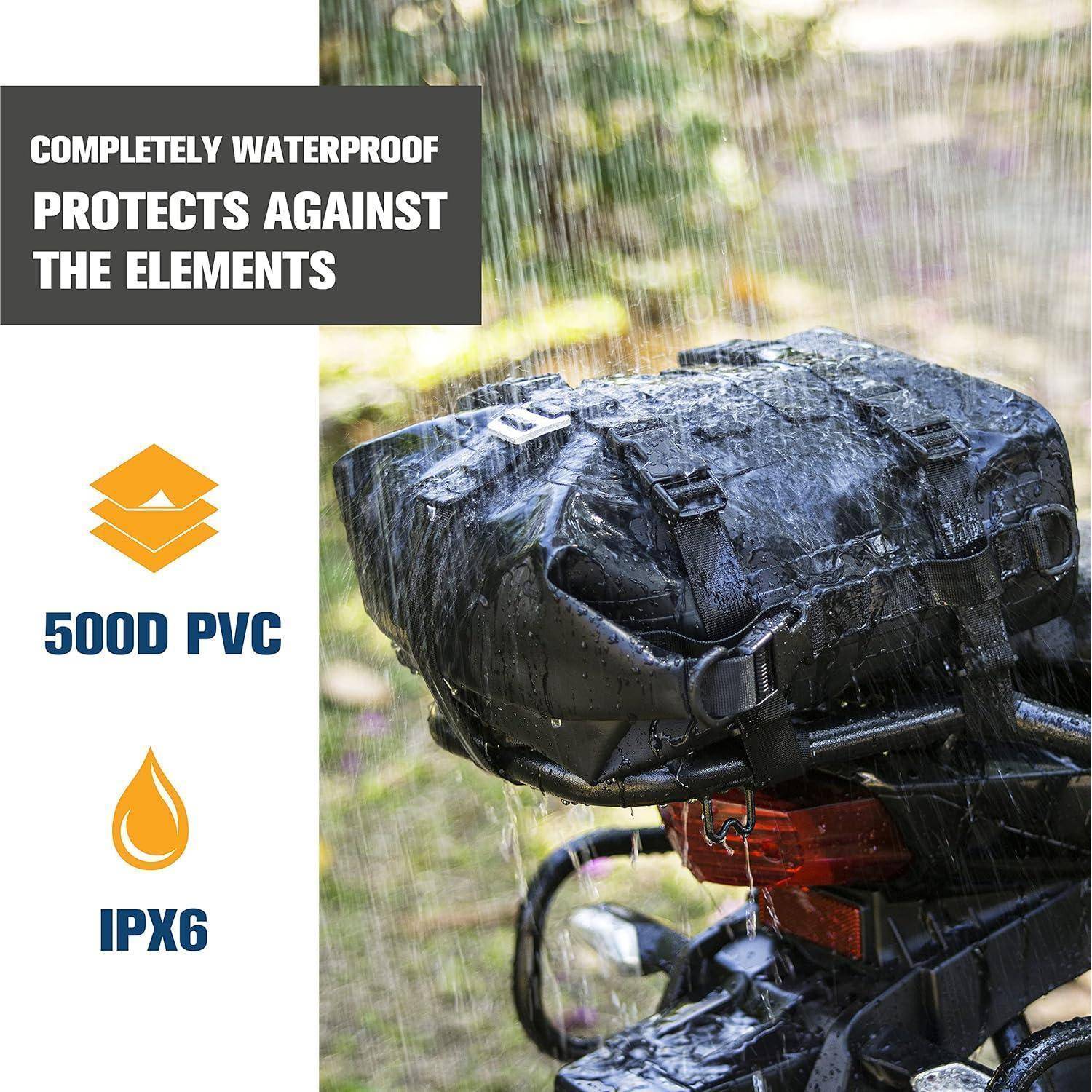 Wasserdichte schwarze Motorradtasche bei starkem Regen, mit Text lesbar „Vollständig wasserdicht schützt vor den Elementen", „500D PVC"" und „IPX6"".